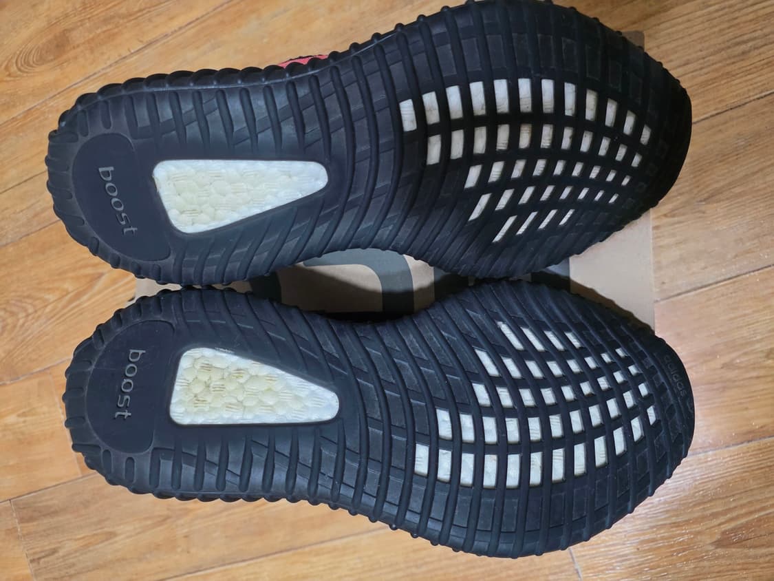 아디다스 이지부스트 350V2 코어블랙레드 상품이미지4