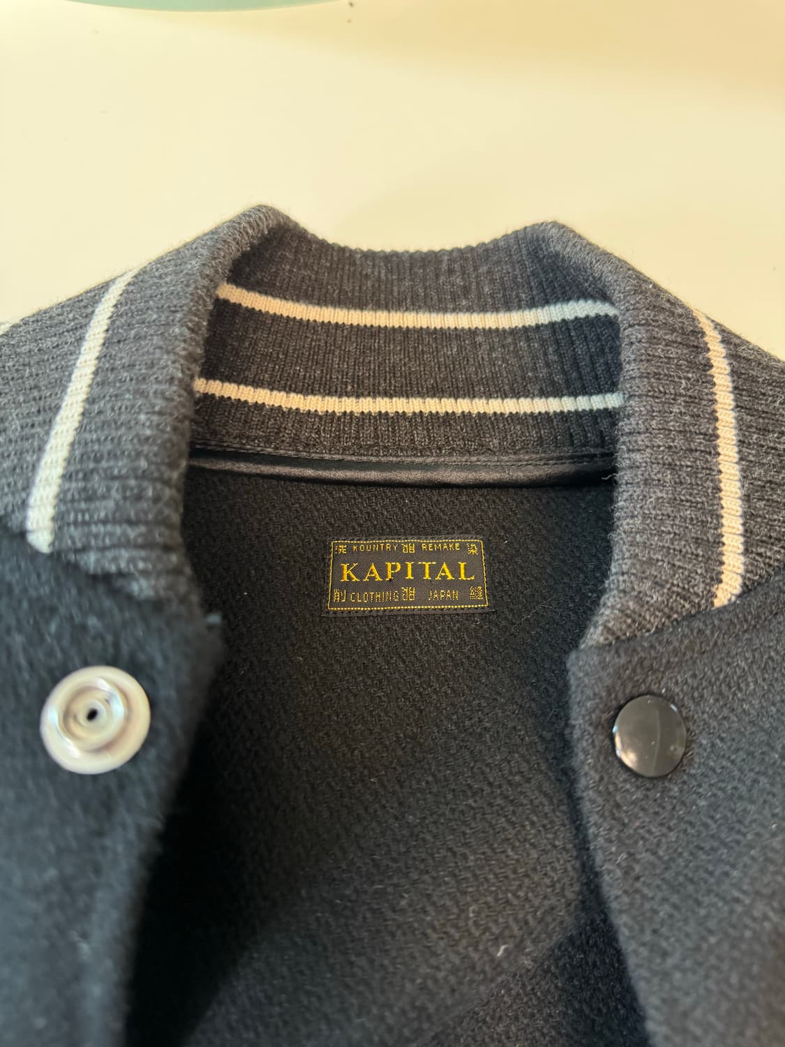 캐피탈 본 바시티 블랙 [1] 상품이미지5