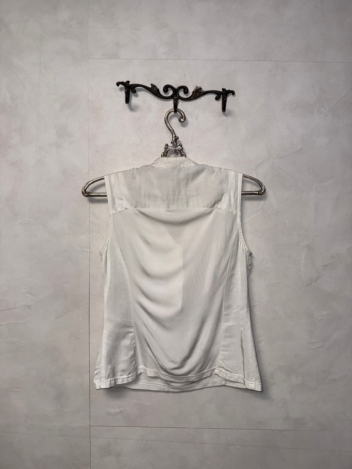 White ruffle button satin sleevelss 상품이미지6