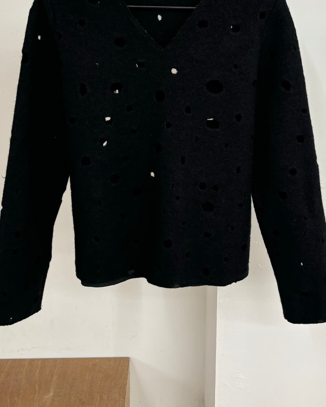 제이더블유앤더슨 블랙 디스트로이드 니트 상품이미지5