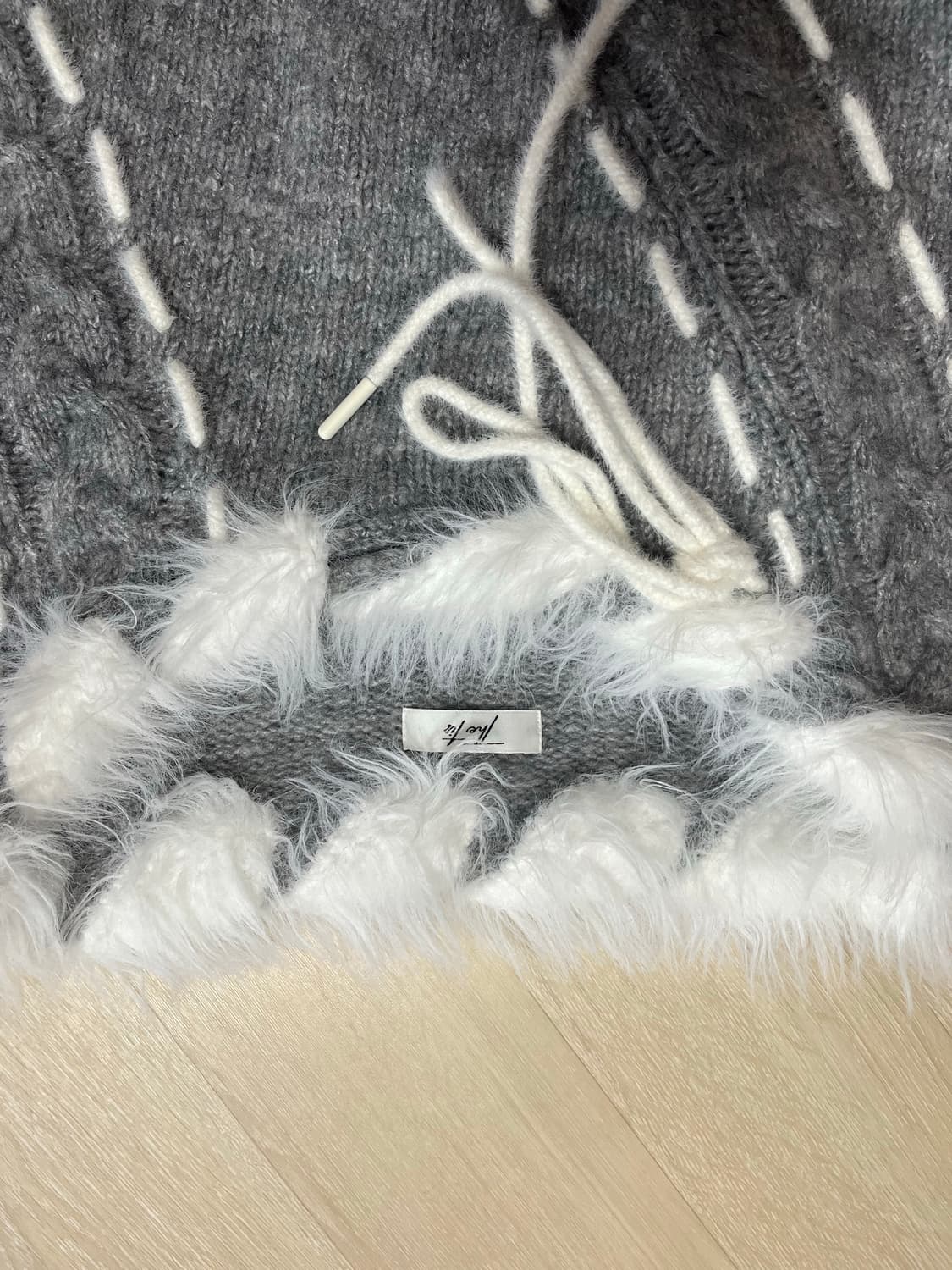 더티스 오프숄더 엔젤 니트 차콜 상품이미지5