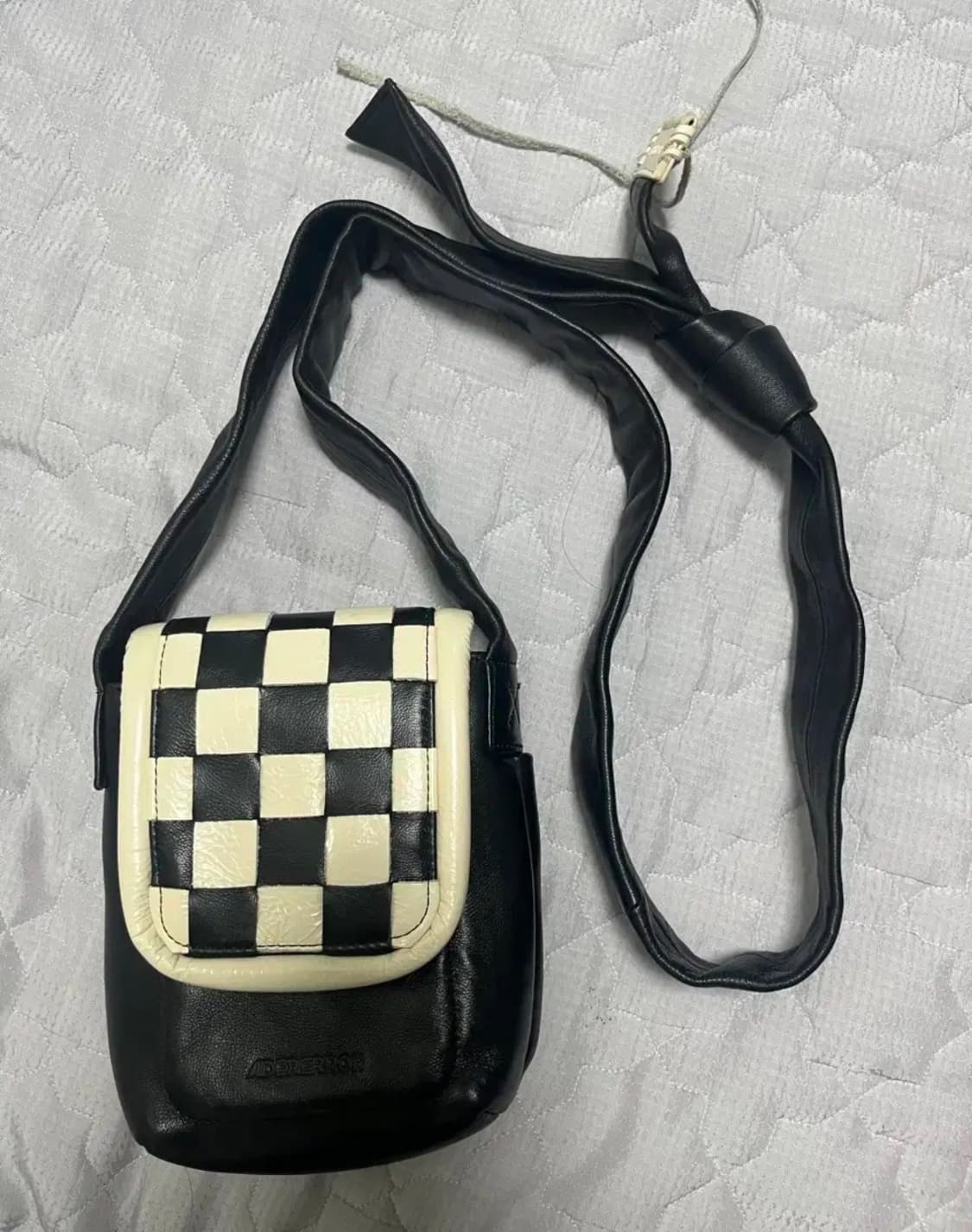 아더에러 보드백 흰검 상품이미지2