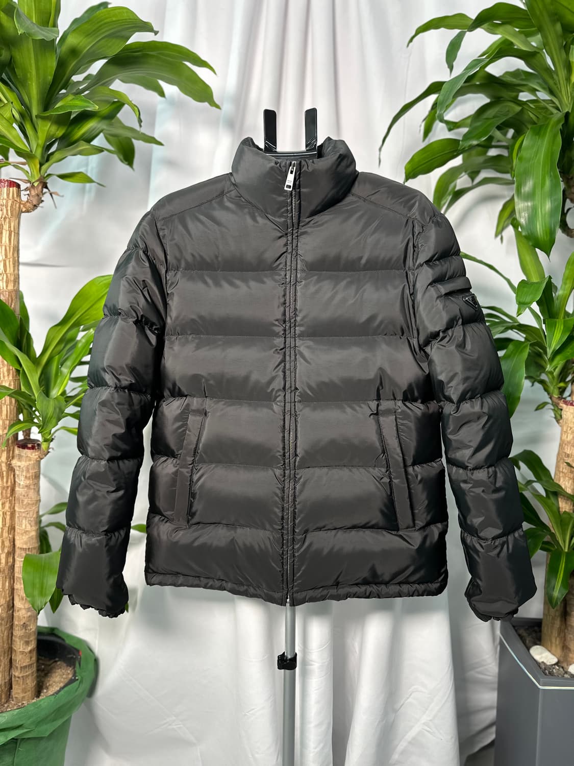 [정품] 프라다 트라이앵글 로고 다운 패딩 (50사이즈) 상품이미지1