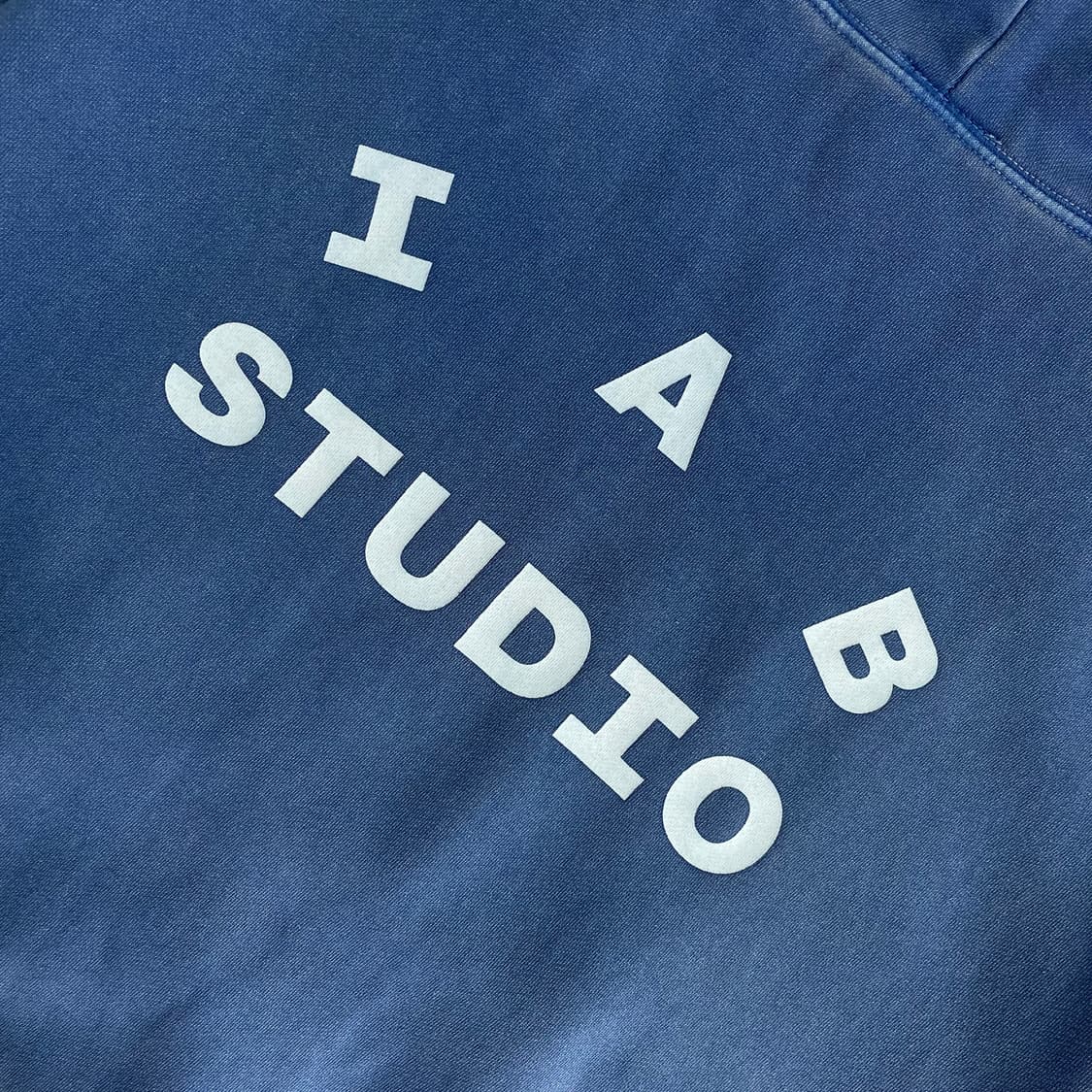 IAB Studio  아이앱 스튜디오 로얄블루 후드티 상품이미지4