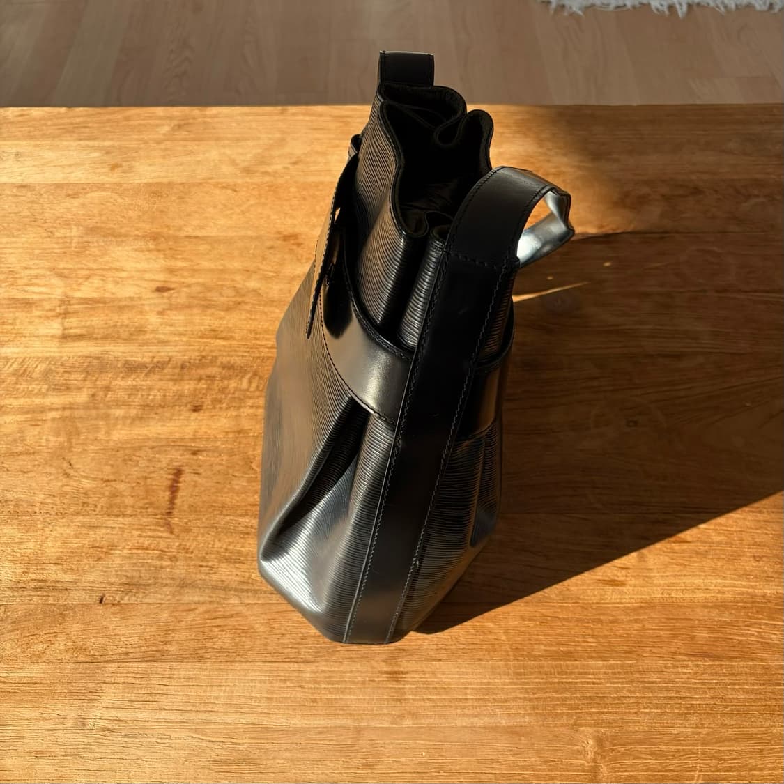 루이비통 에삐 삭데폴 숄더백 상품이미지6