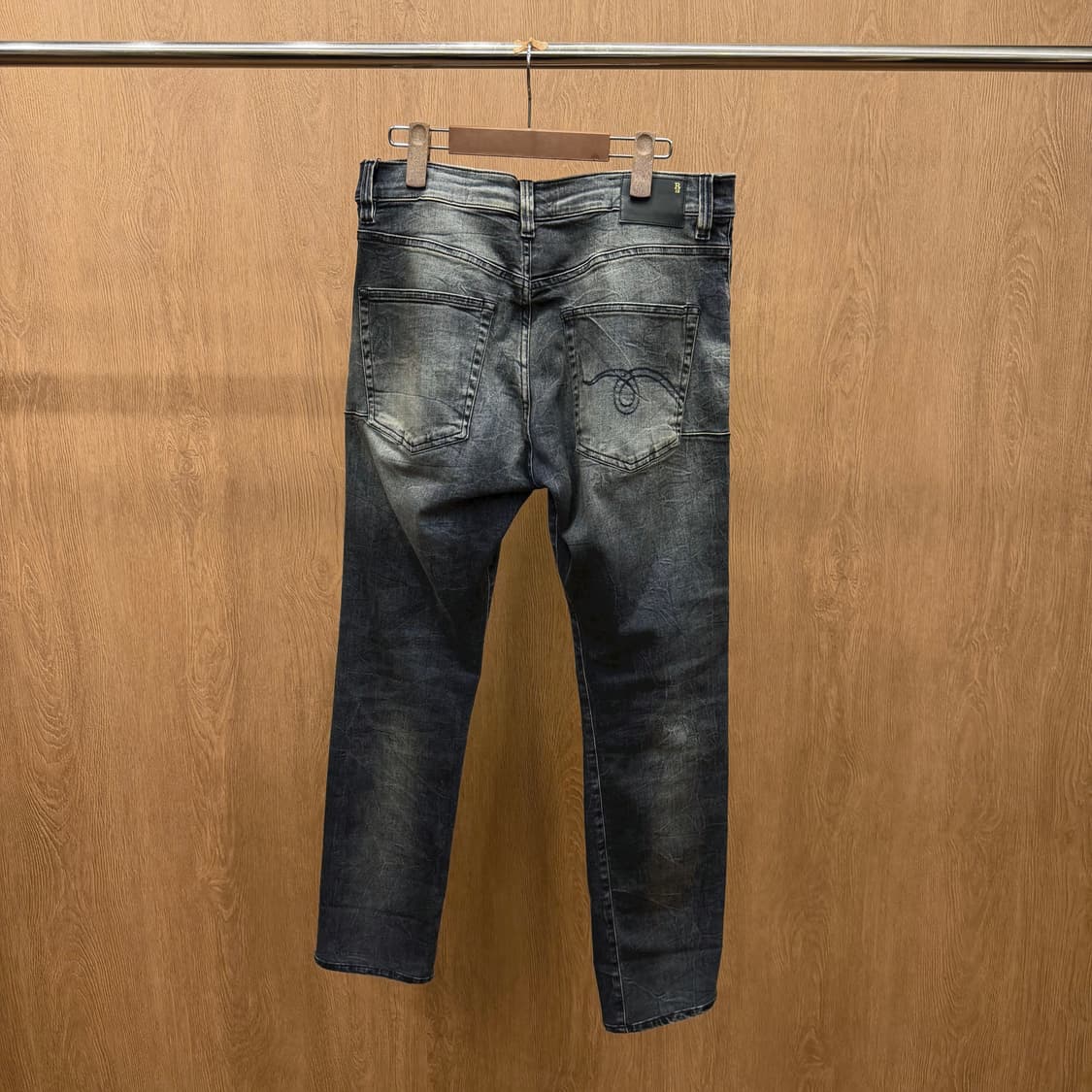 R13 알썰틴 스트레이트 워싱 데님 팬츠 백포켓 로고 디테일 흑청 상품이미지3