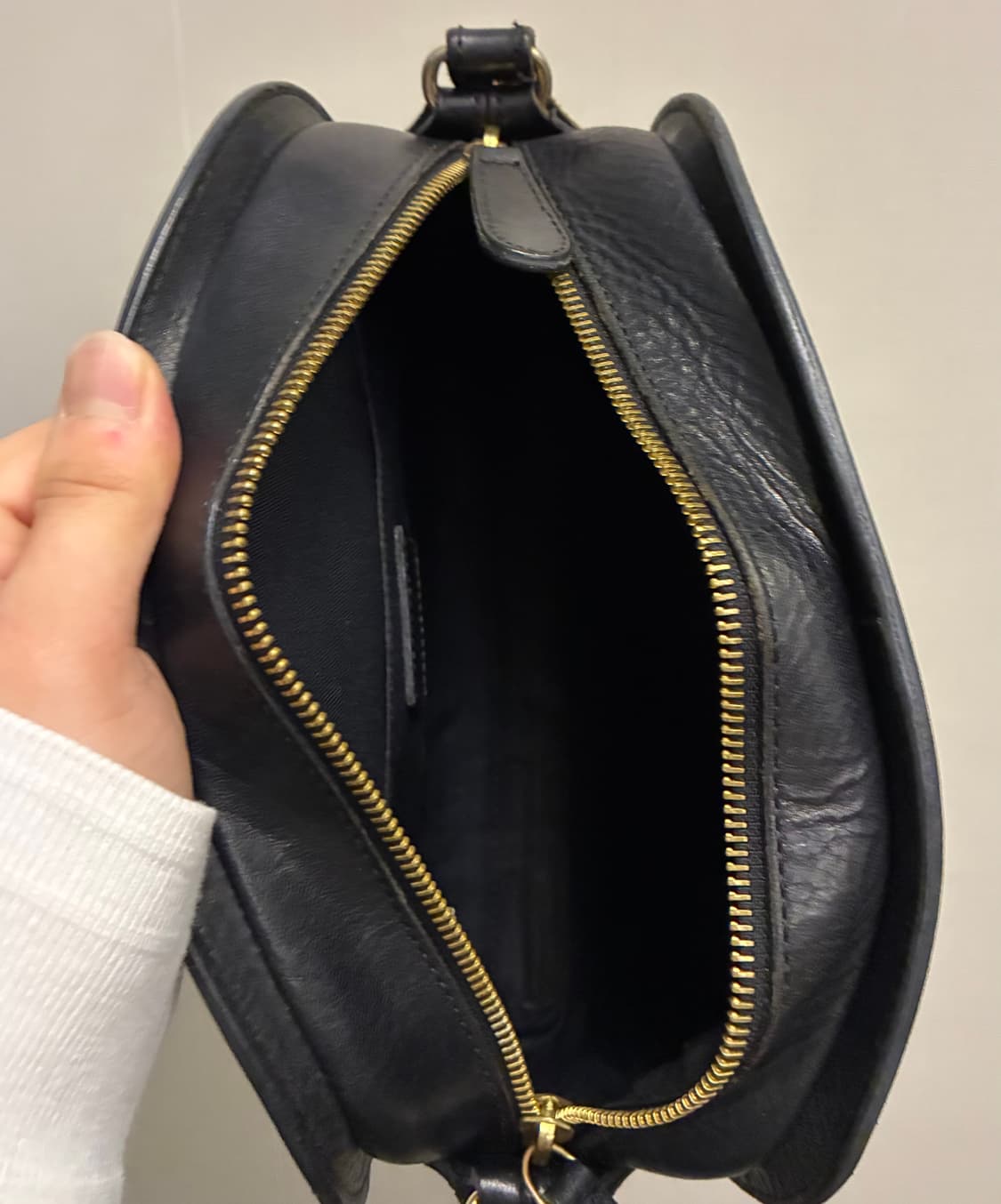 APC 아페쎄 하프문 레더 가죽 크로스백 가방 블랙 상품이미지9