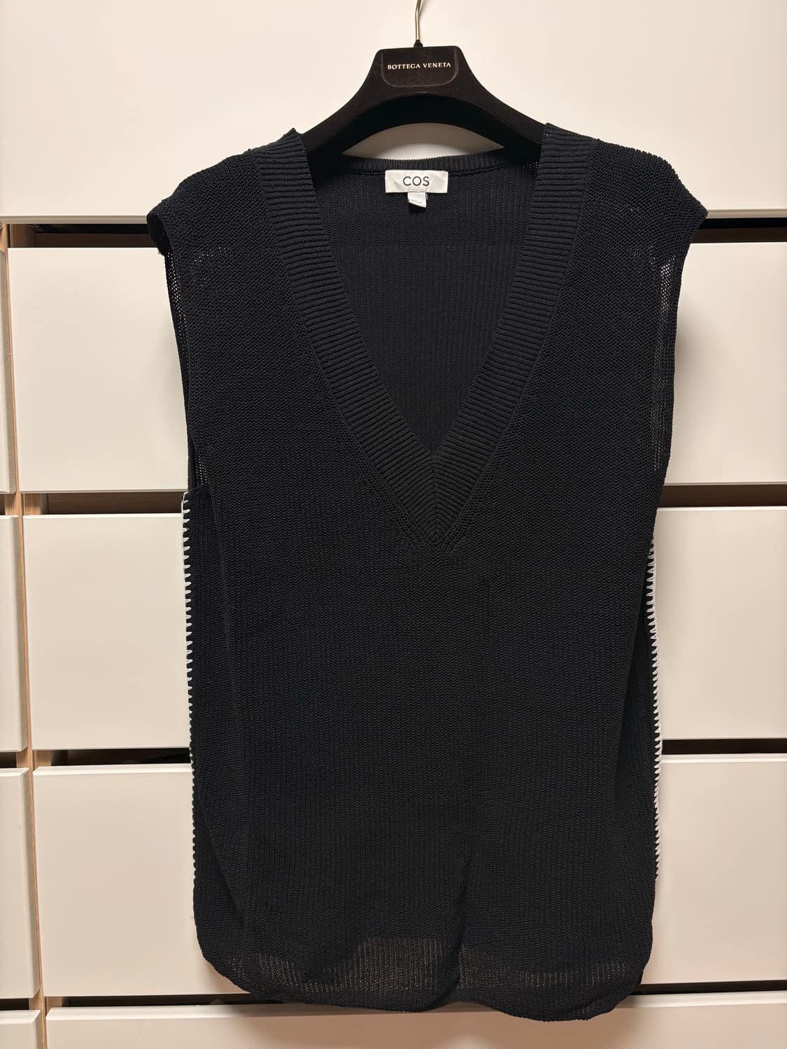 COS 블랙 브이넥 니트 베스트 상품이미지1