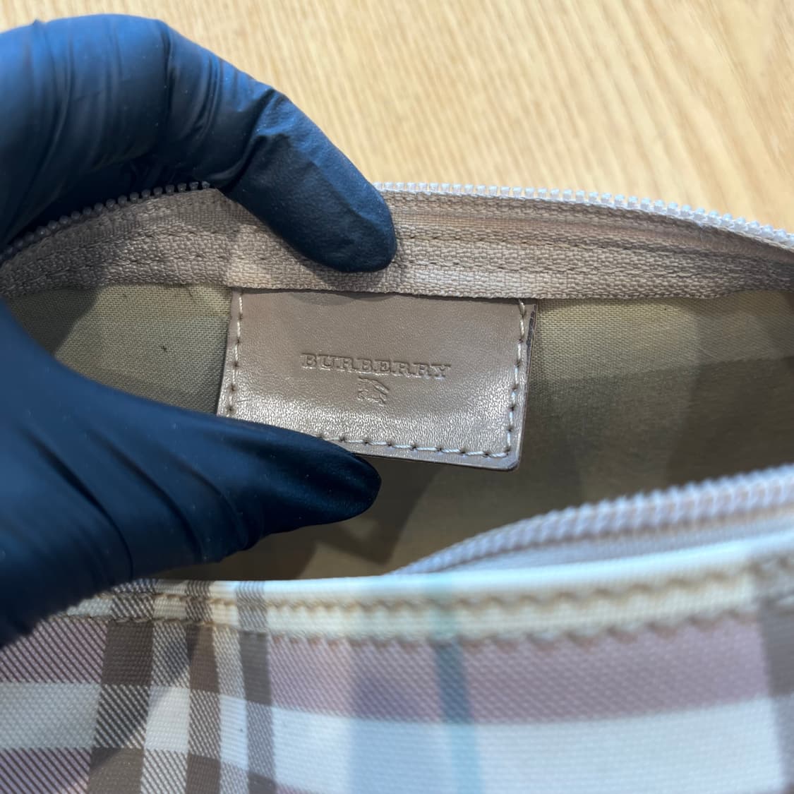 버버리 원통 숄더백 상품이미지5