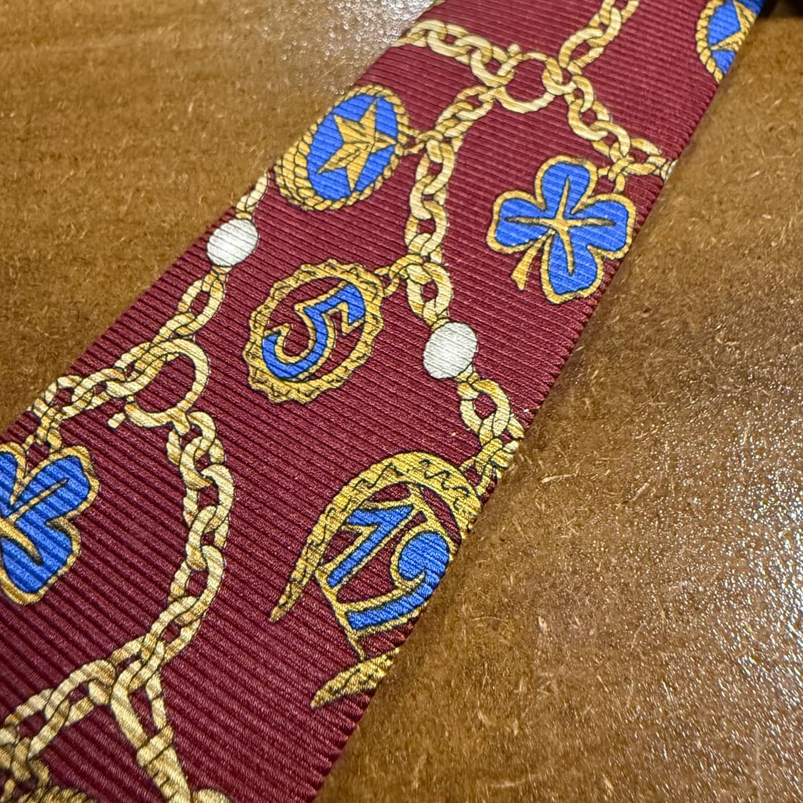 샤넬 CHANEL 체인 메달 패턴 실크 넥타이 버건디 상품이미지9