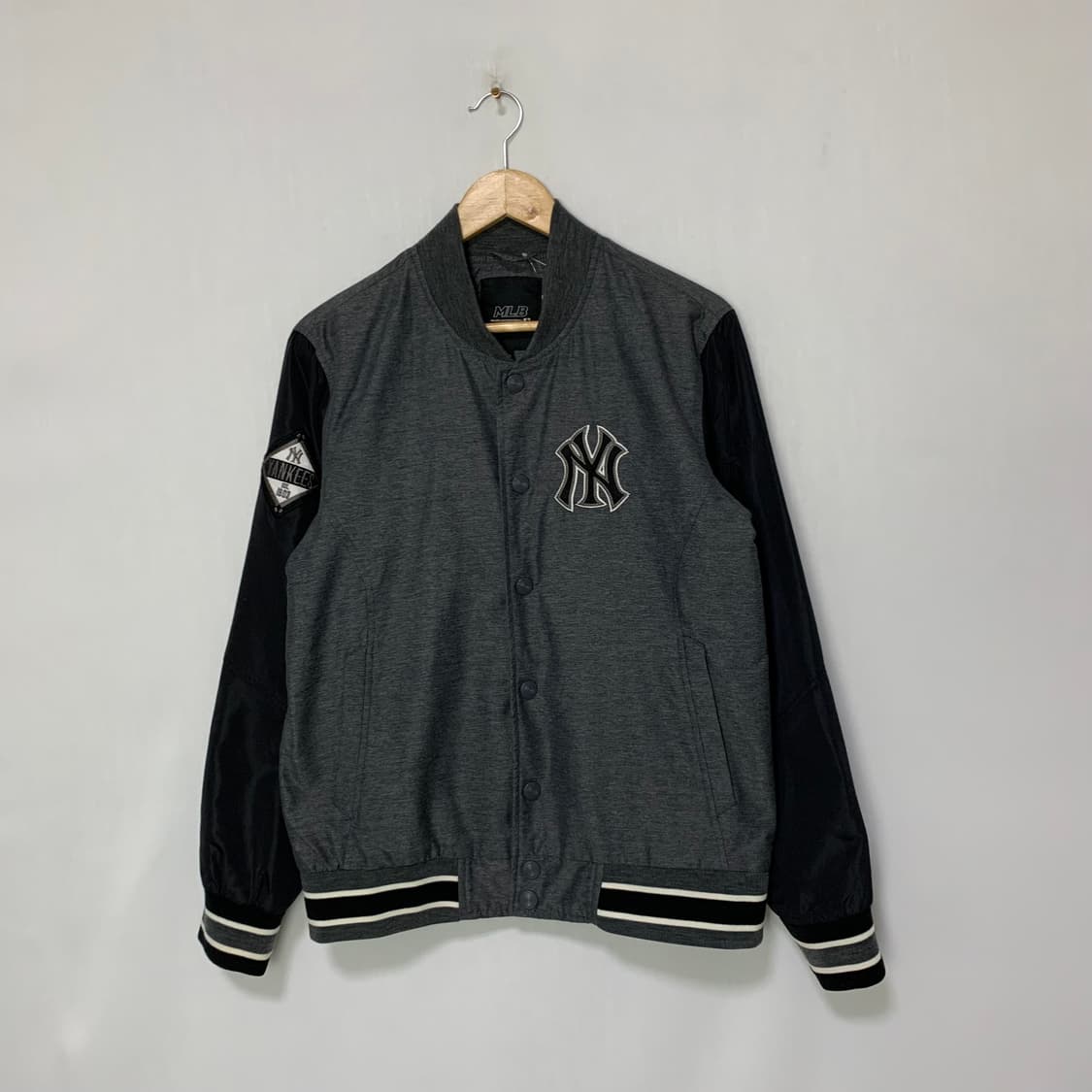 MLB 빈티지 스타디움 바람막이 자켓 차콜 블랙 100 사이즈 상품이미지1