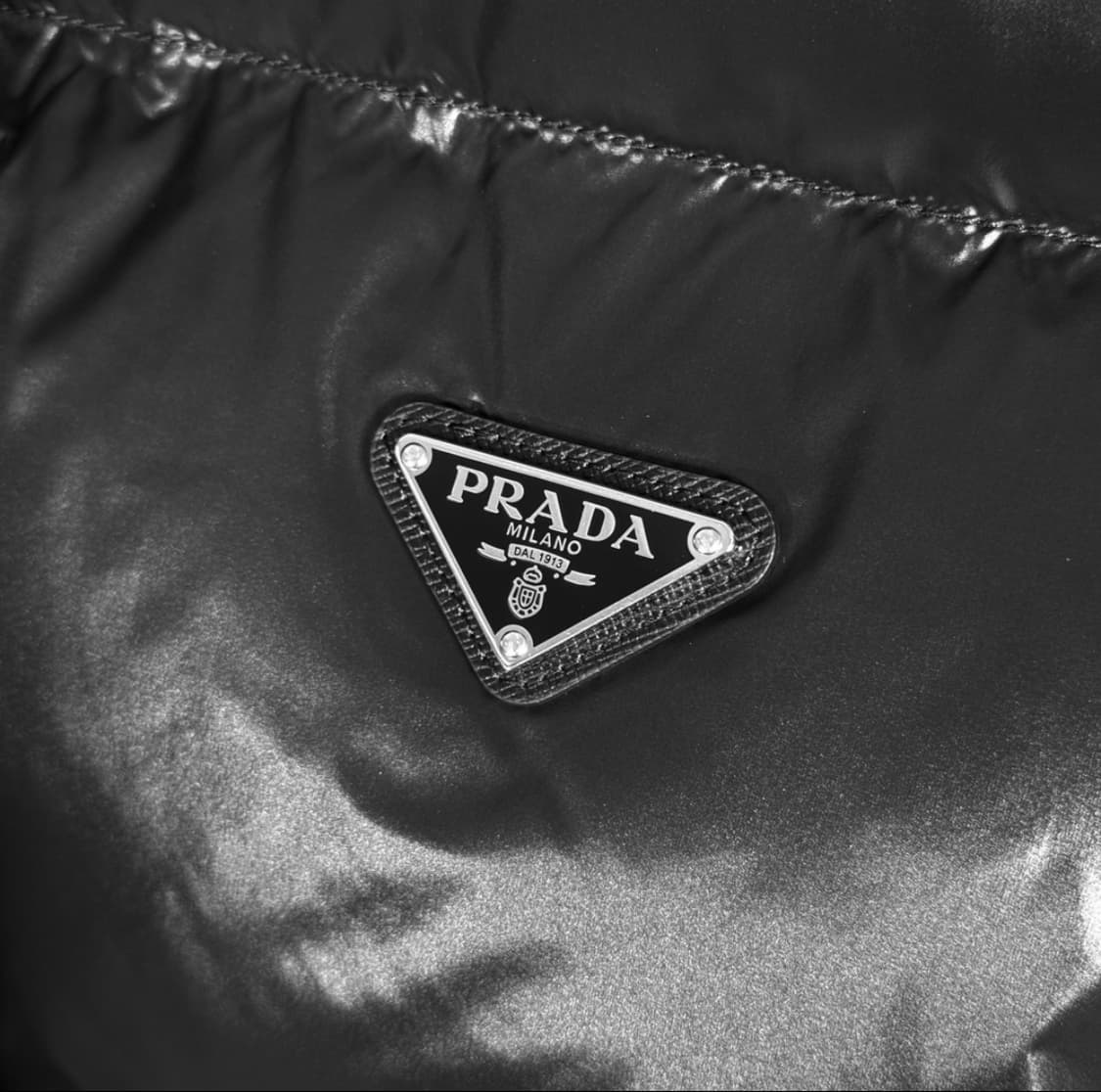 [42] 프라다 여성 삼각로고 리나일론 컨버터블 숏 패딩 자켓 블랙 상품이미지5