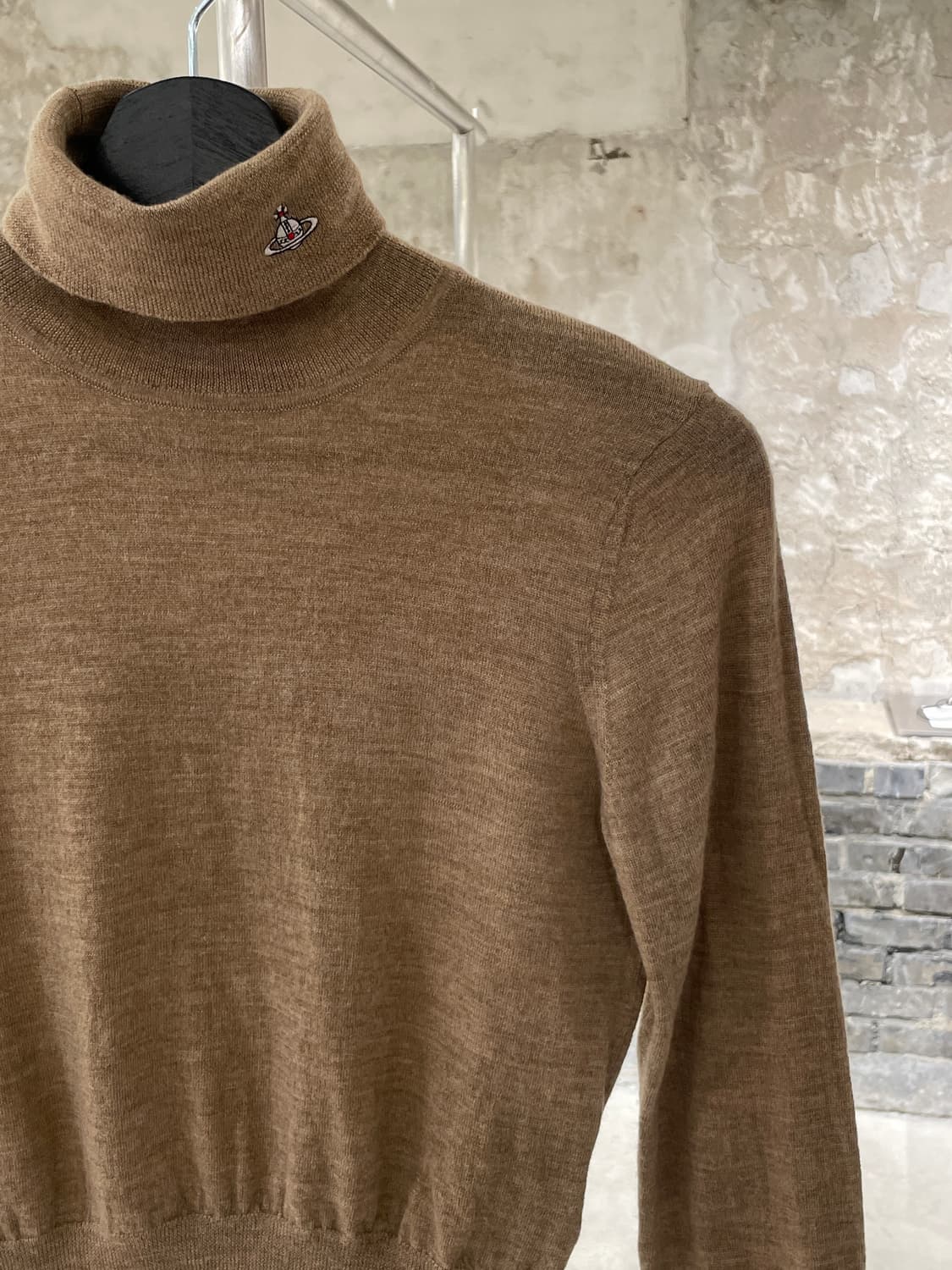 비비안 웨스트우드 레드라벨 멜란지 베이지 터틀넥 orb로고 크롭 니트 상품이미지3