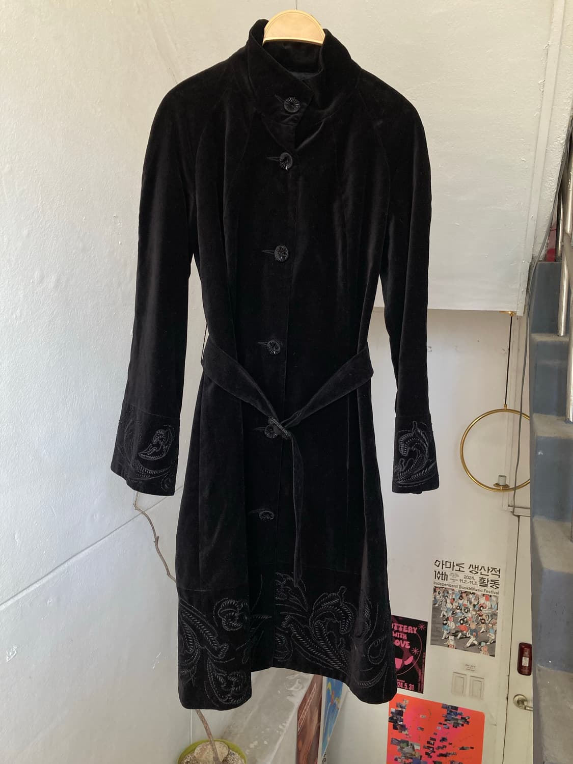 자수 디테일 블랙 벨벳 코트 상품이미지1