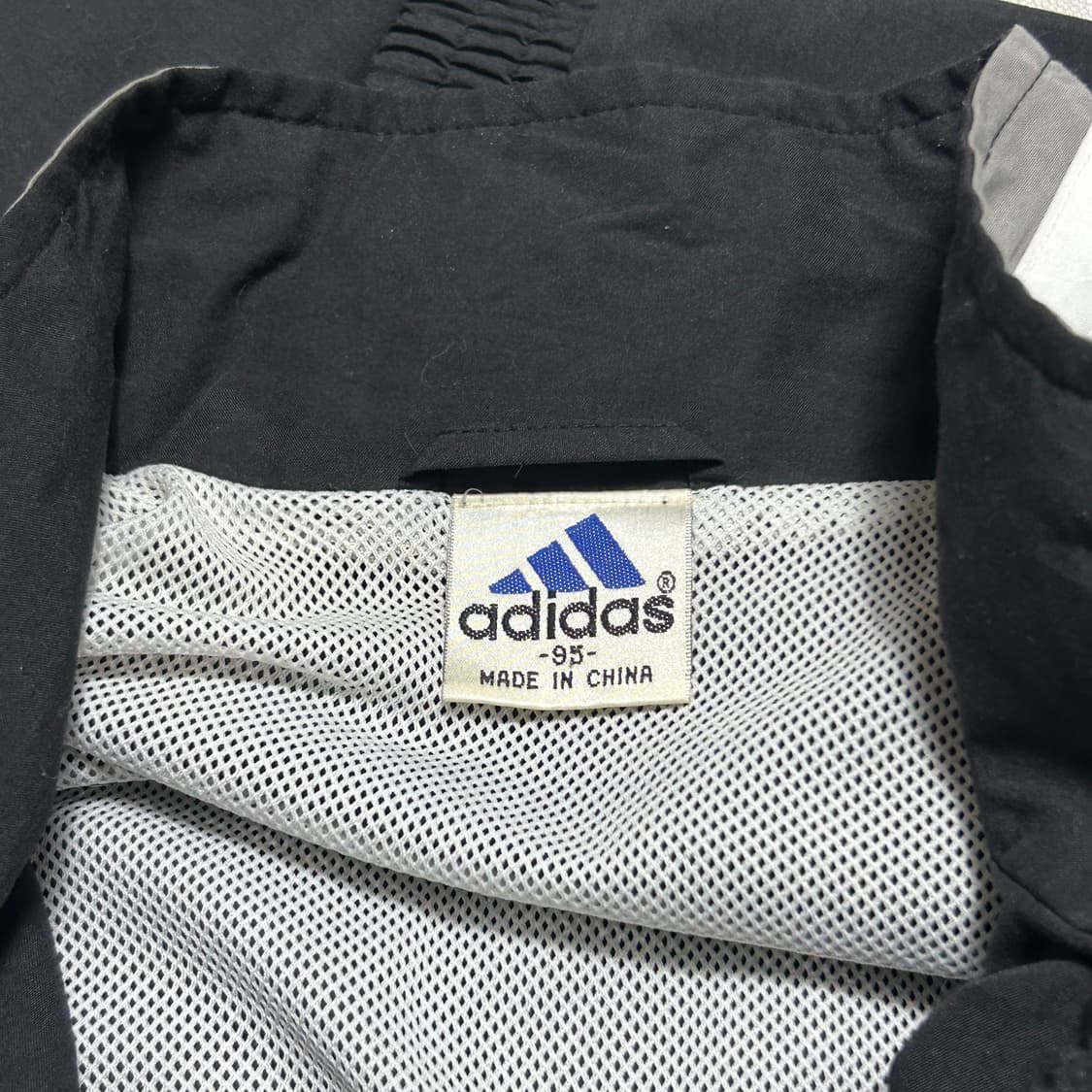 Adidas 레알마드리드 그레이 라인 블랙 바람막이 상품이미지3