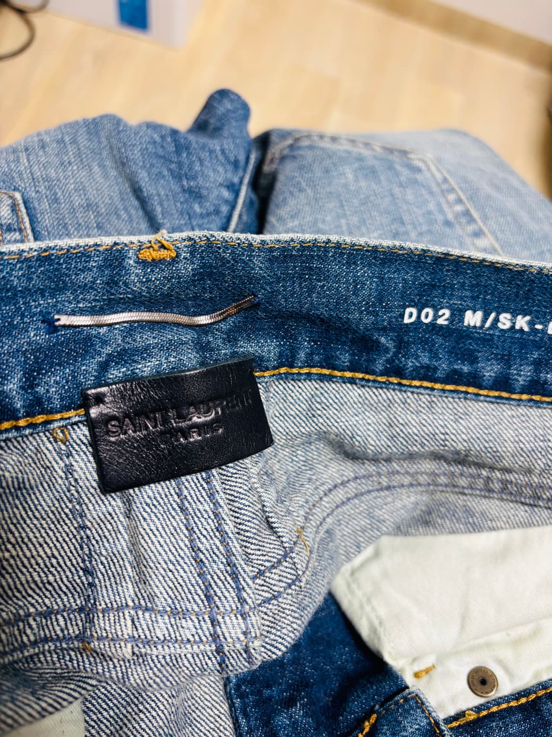 SAINT LAURENT PARIS 생로랑 디스트로이드 슬림핏 진 상품이미지4