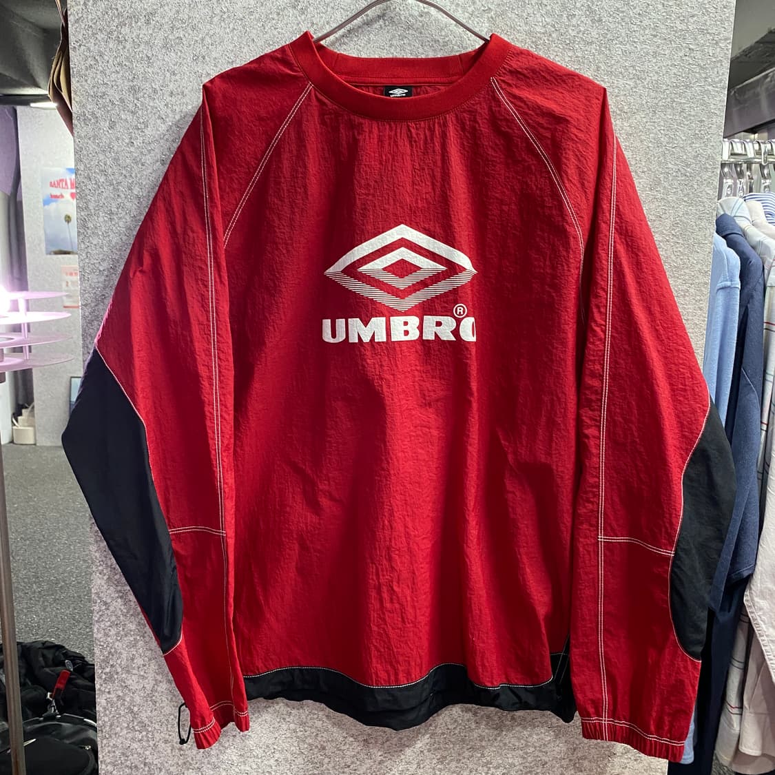 엄브로 빅로고 스트링 레드 배색 웜업 아노락 B4071 상품이미지2