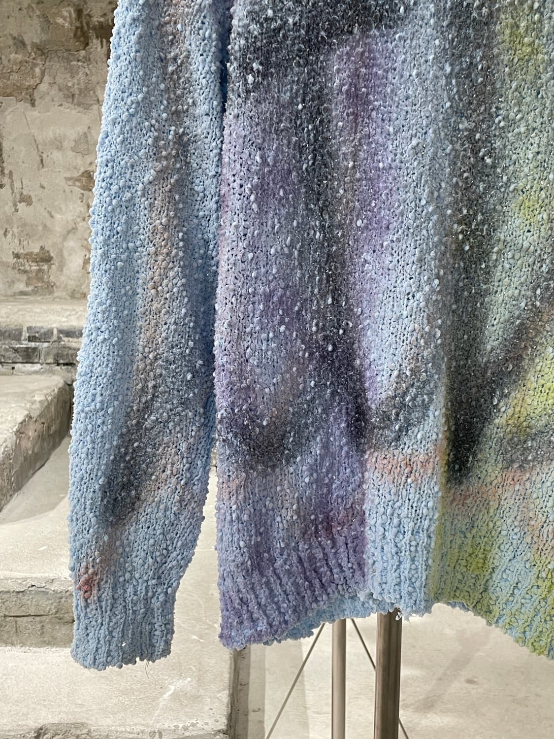 더 뮤지엄 비지터 스카이블루 스프레이 부클 니트 상품이미지4