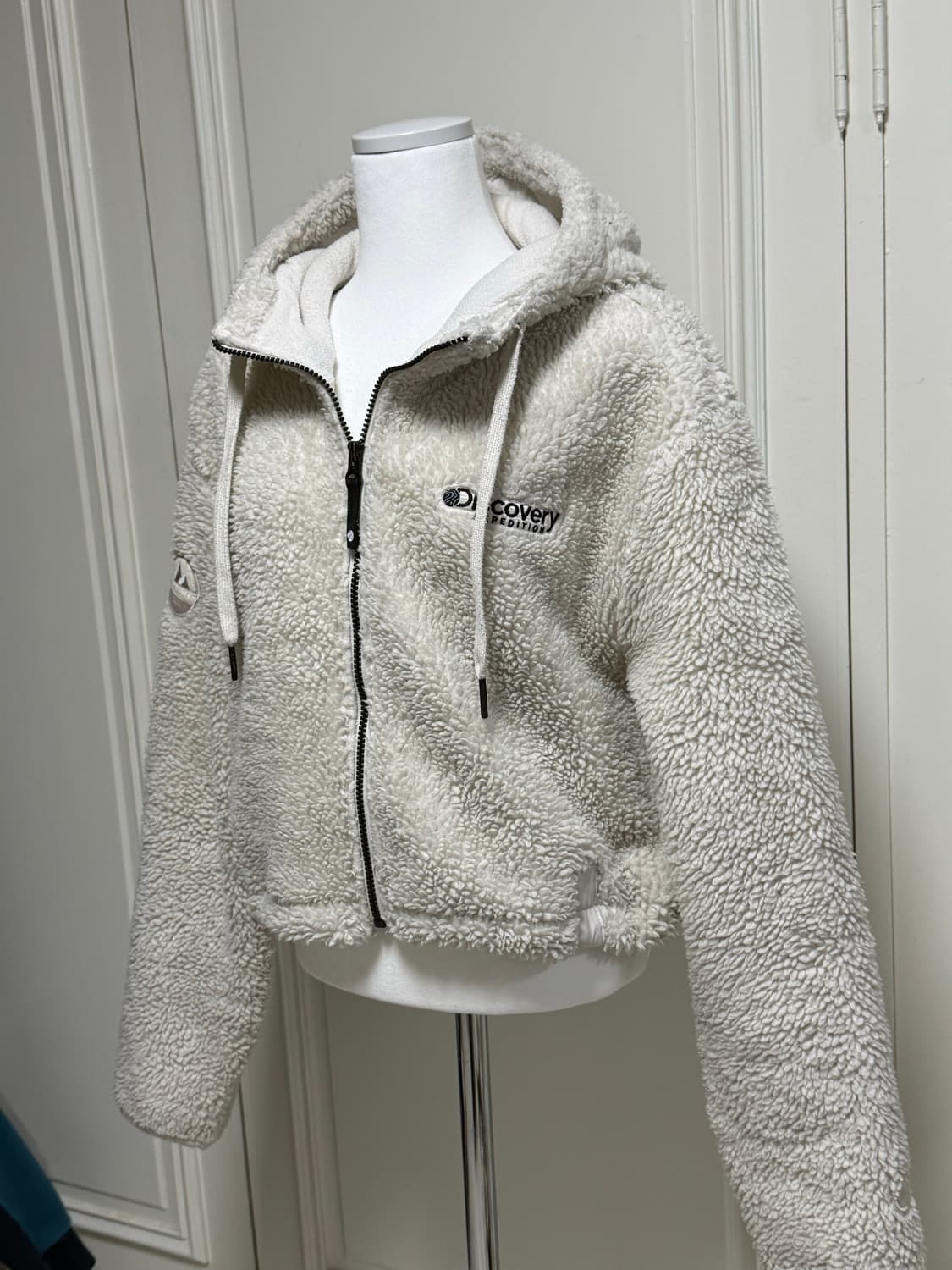 디스커버리 크롭리폼 뽀글이 후드집업 상품이미지2