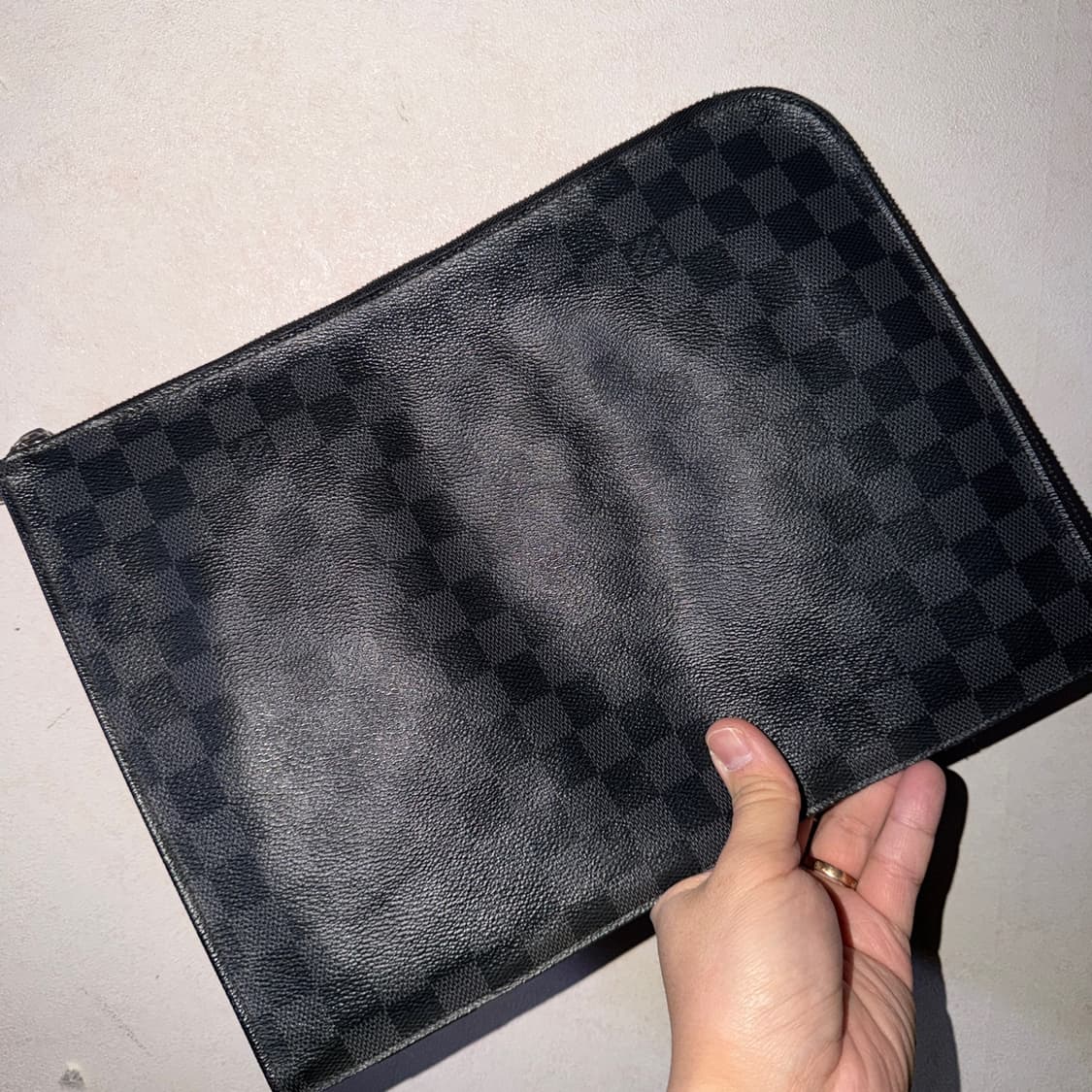 루이비통 모노그램 다미에 그라파이트 포쉐트 클러치백 (사용감) 상품이미지9