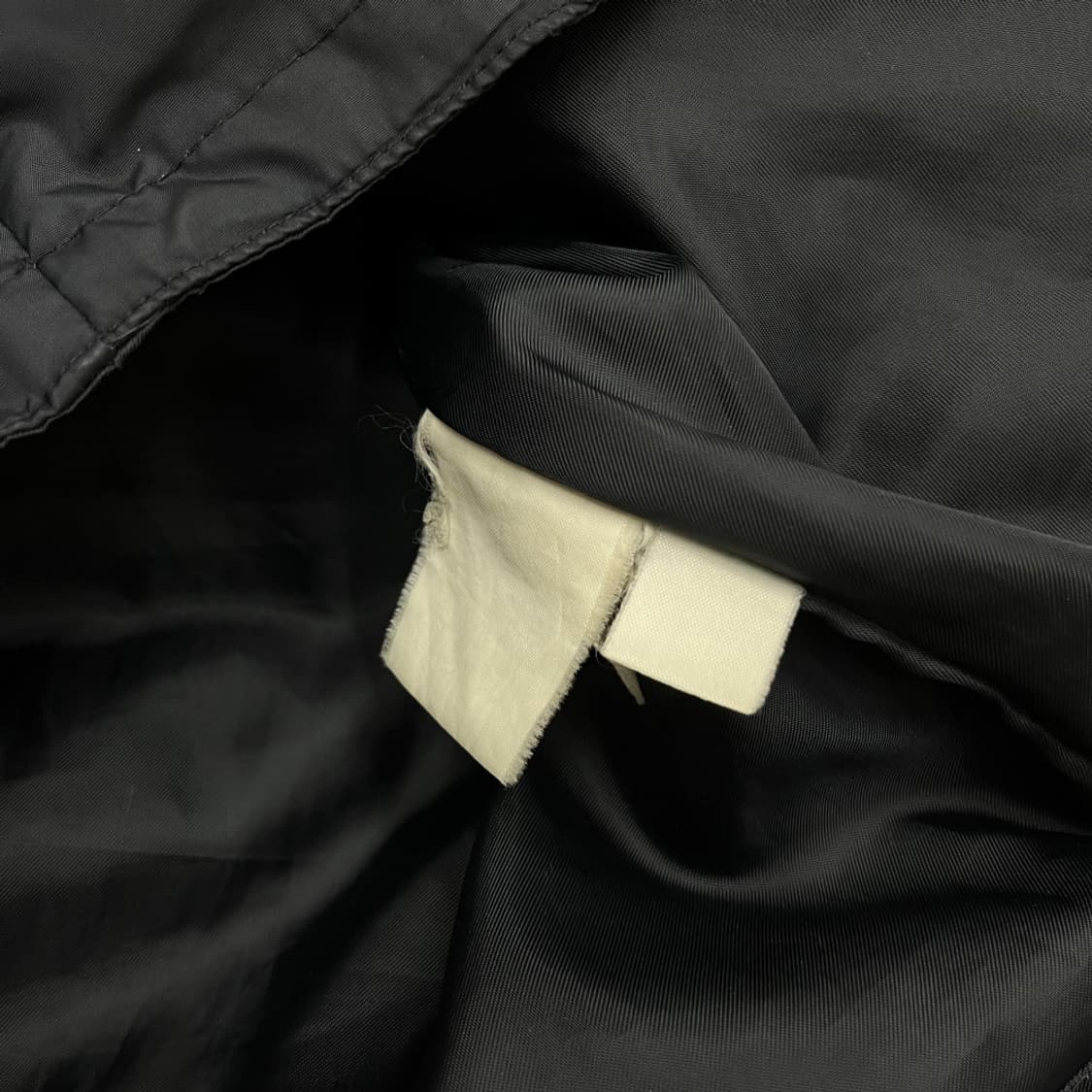 입생로랑 화이트자수 블랙 조끼패딩 상품이미지7