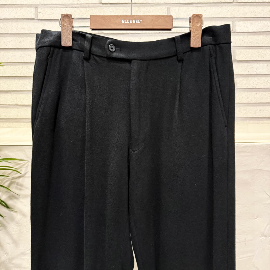 Golden Bear 골든베어 클래식핏 스판 슬랙스 핀턱 디테일 블랙 상품이미지4