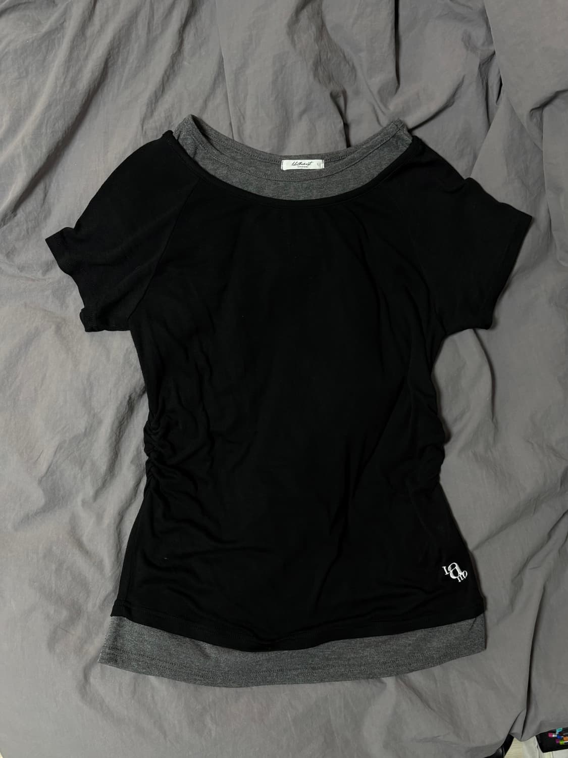 셔링 포인트 오프 레이어드 반팔 티셔츠_블랙  상품이미지2