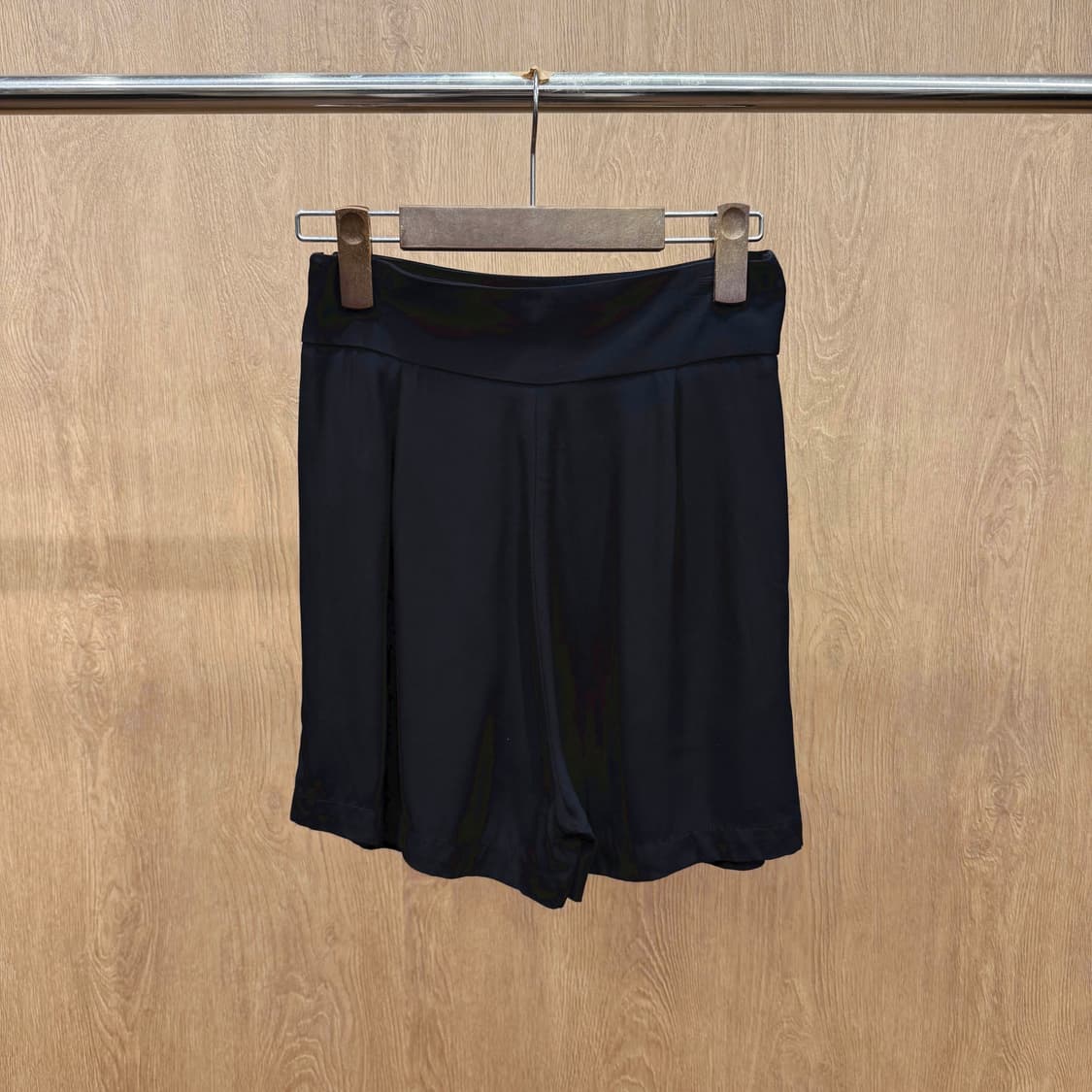 산드로 플리츠 디테일 와이드 쇼츠 팬츠 사이드 골드 지퍼 디테일 블랙 상품이미지3