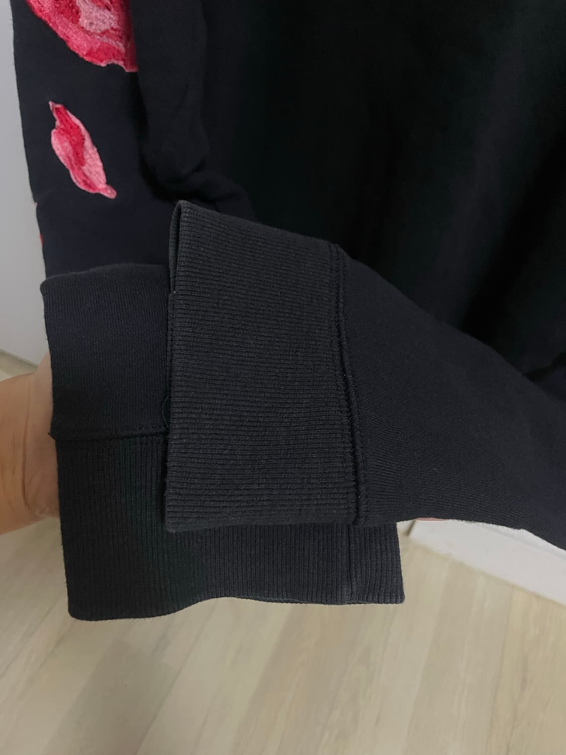 아워레가시 로즈 엠브로이더드 맨투맨 스웨트셔츠 장미 하정우 착용 상품이미지9