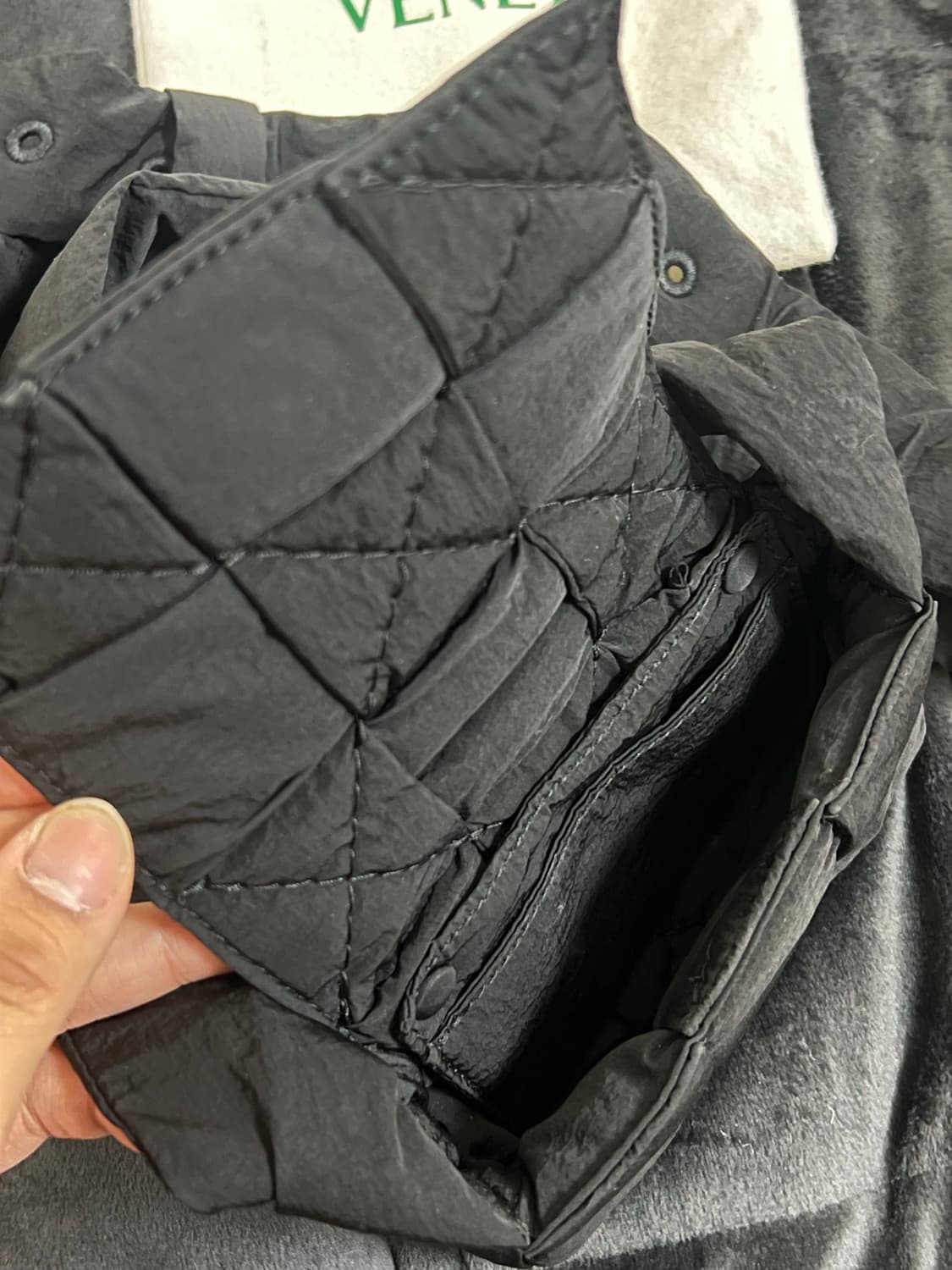 보테가베네타 미니 패딩 테크 카세트백 상품이미지5