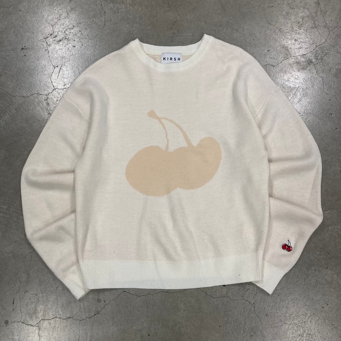 키르시 아이보리 컬러 체리 빅로고 니트 상품이미지1