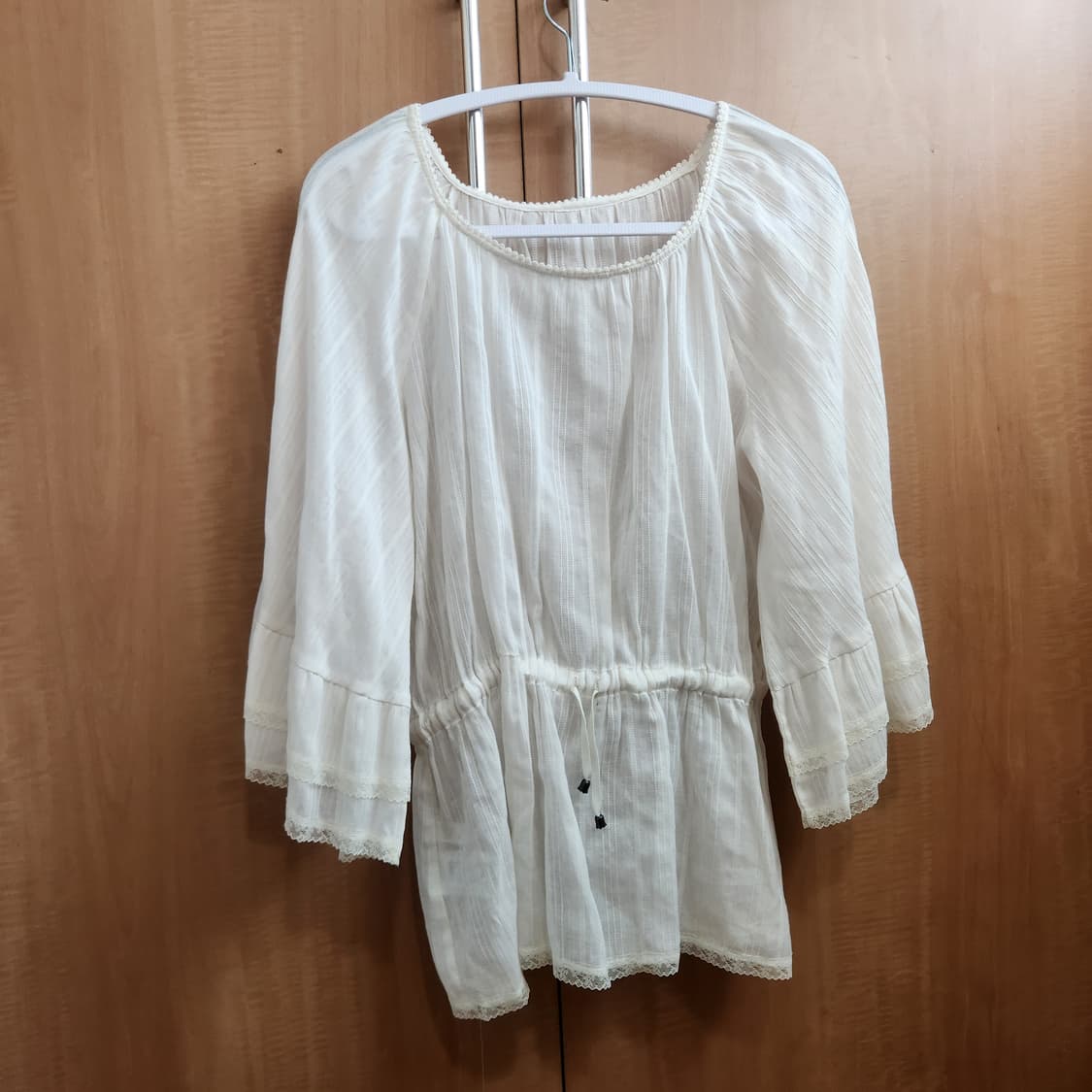 모리걸 아이보리 레이스 셔링 블라우스 상품이미지1