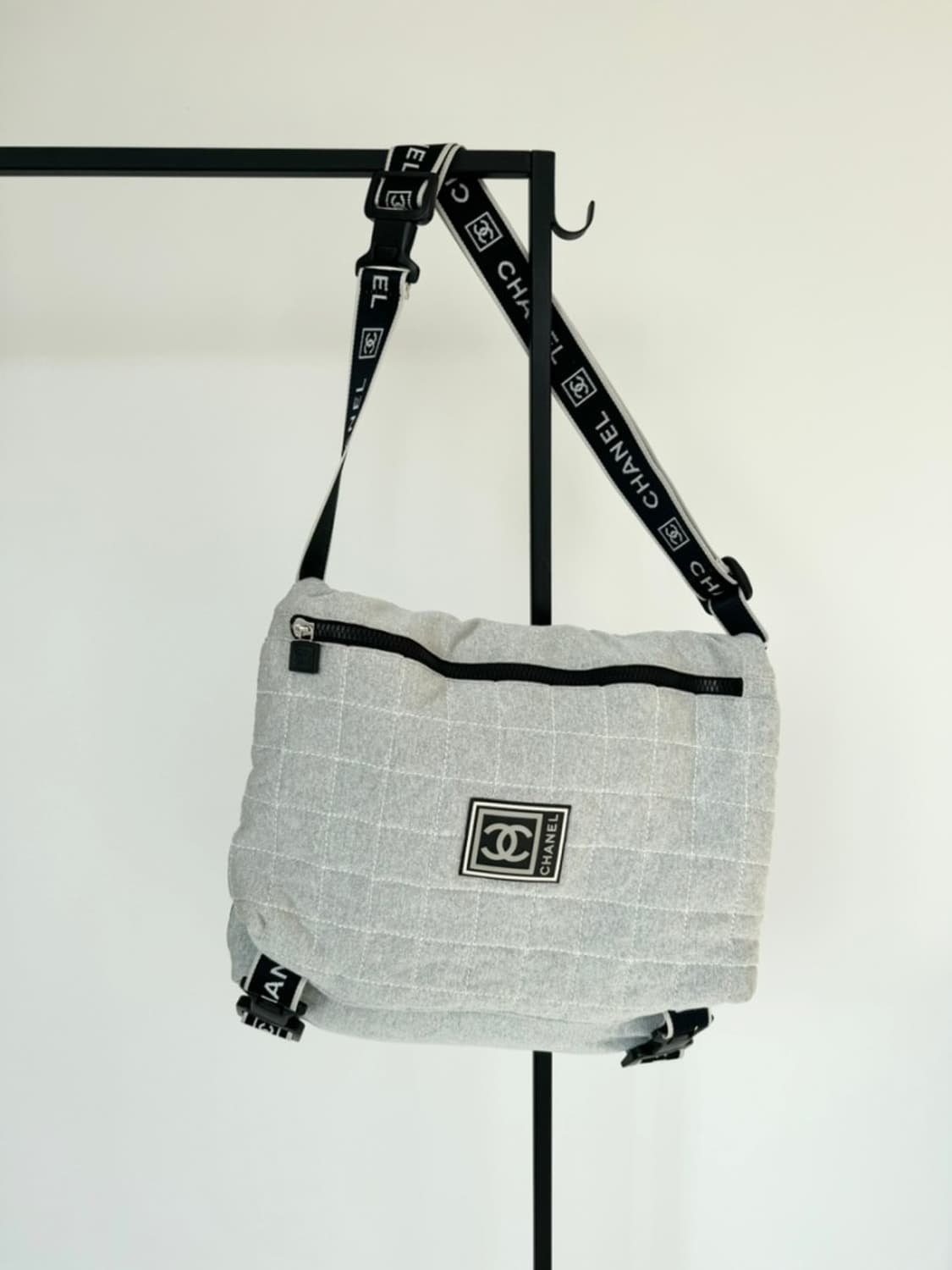 샤넬 스포츠 라인 멜란지 그레이 퀼팅 클라우드 버클 메신저백 상품이미지1