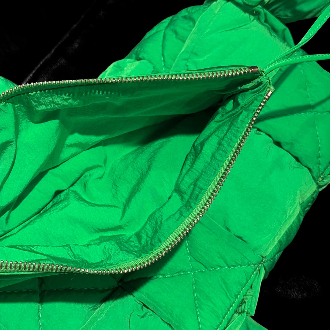 보테가 베네타 패딩 테크 카세트백 패러킷 상품이미지7