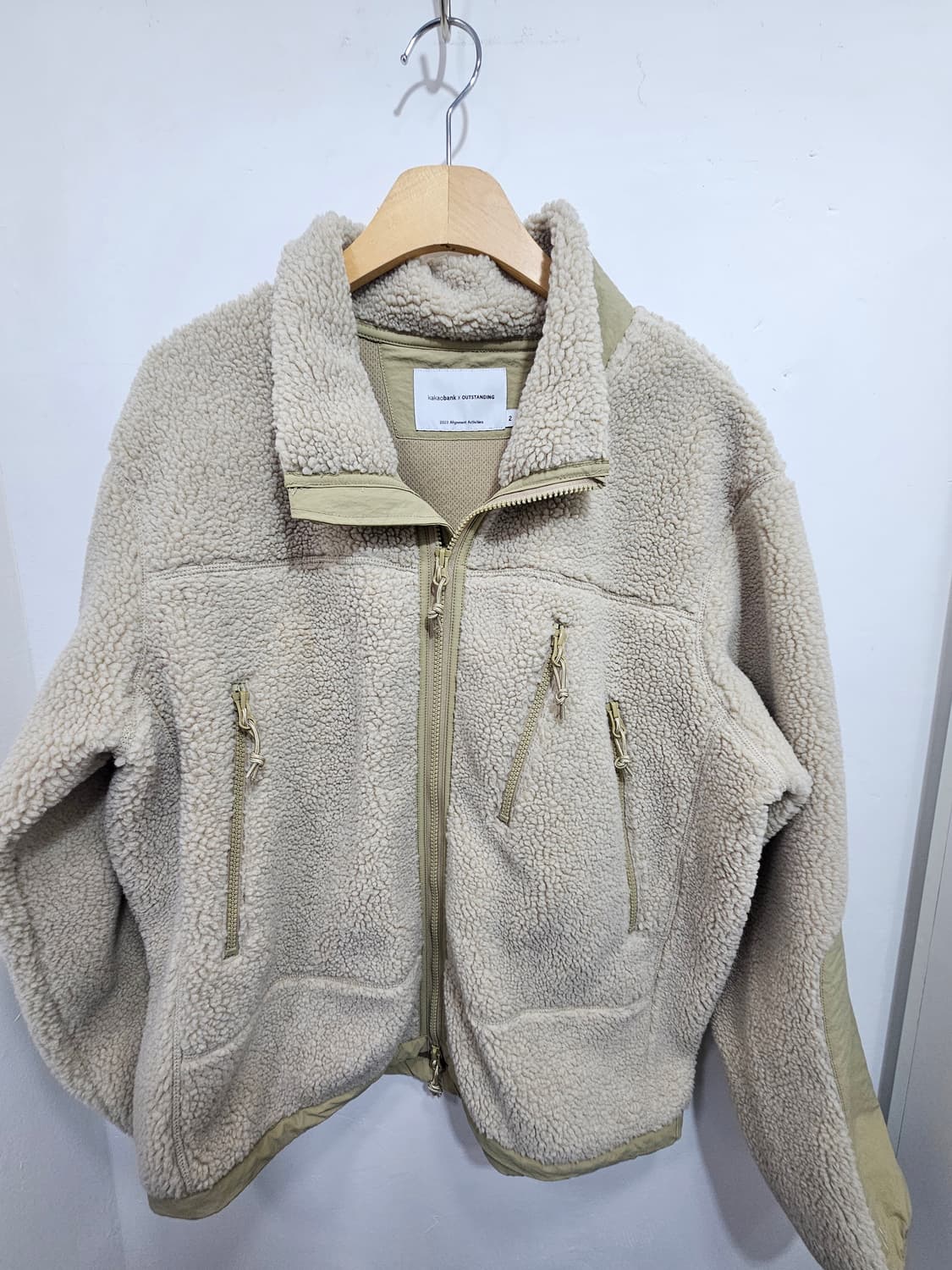 아웃스탠딩&카카오뱅크 콜라보 보아 플리스 자켓 상품이미지2