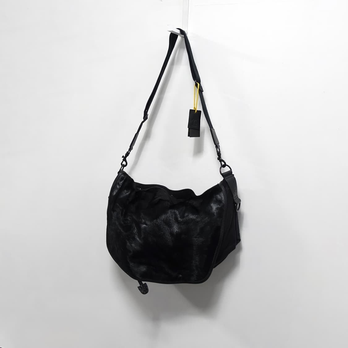 YS 요지야마모토 만다리나덕 송치 퍼 크로스백 상품이미지3