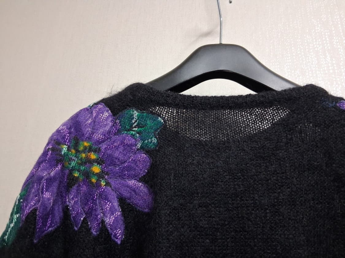 일본구제 빅플라워 자수배색 레트로핏 검정모헤야 니트 가오리핏 여성 통66 상품이미지6