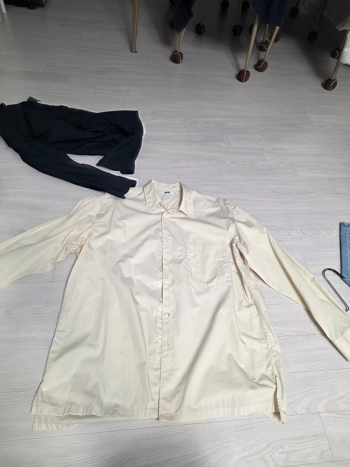 유니클로 U 셔츠 아이보리 색상 L 상품이미지1