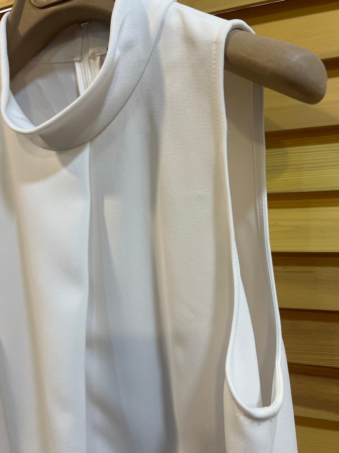 띠어리 여성 아이보리 하이넥 슬리브리스 블라우스 상품이미지4