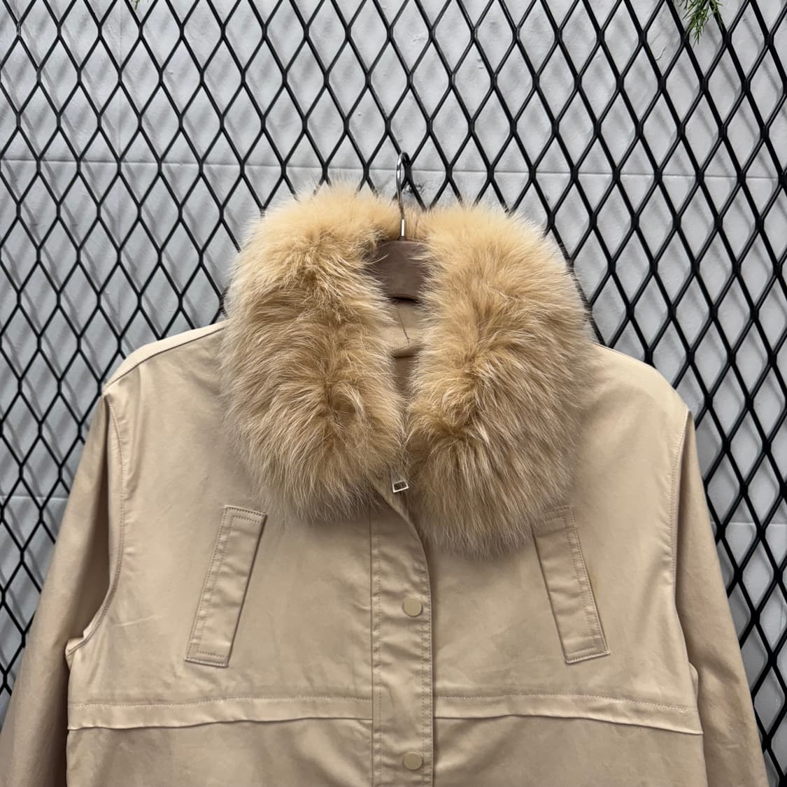 안나수이 폭스퍼 카라 코튼 하프 파카 소매퍼 디테일 베이지 상품이미지3