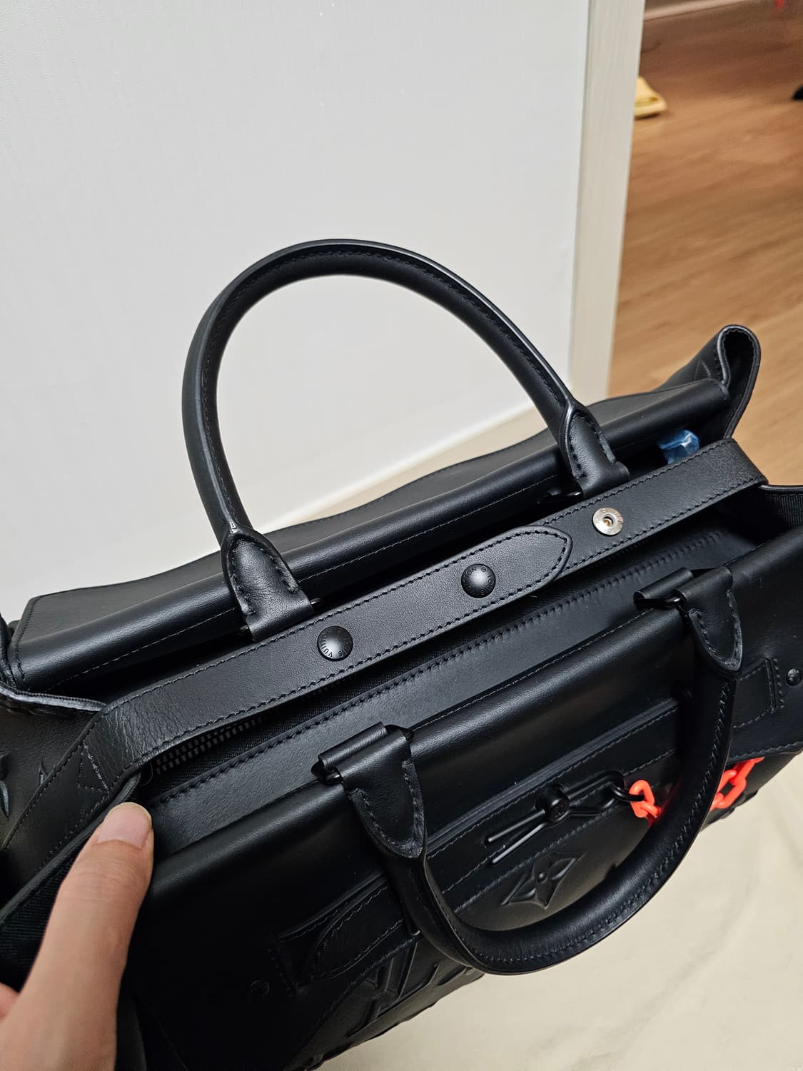 루이비통 버질아블로 엠보싱 입체 키폴 토트백 주황체인 (새상품) 상품이미지6