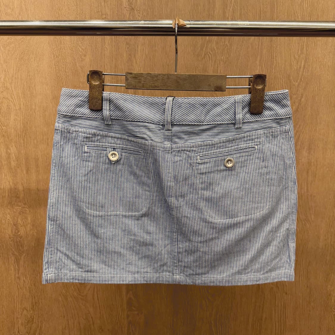 아페쎄 미니 스커트 히코리 스트라이프 패턴 포켓 버튼 디테일 블루 상품이미지3
