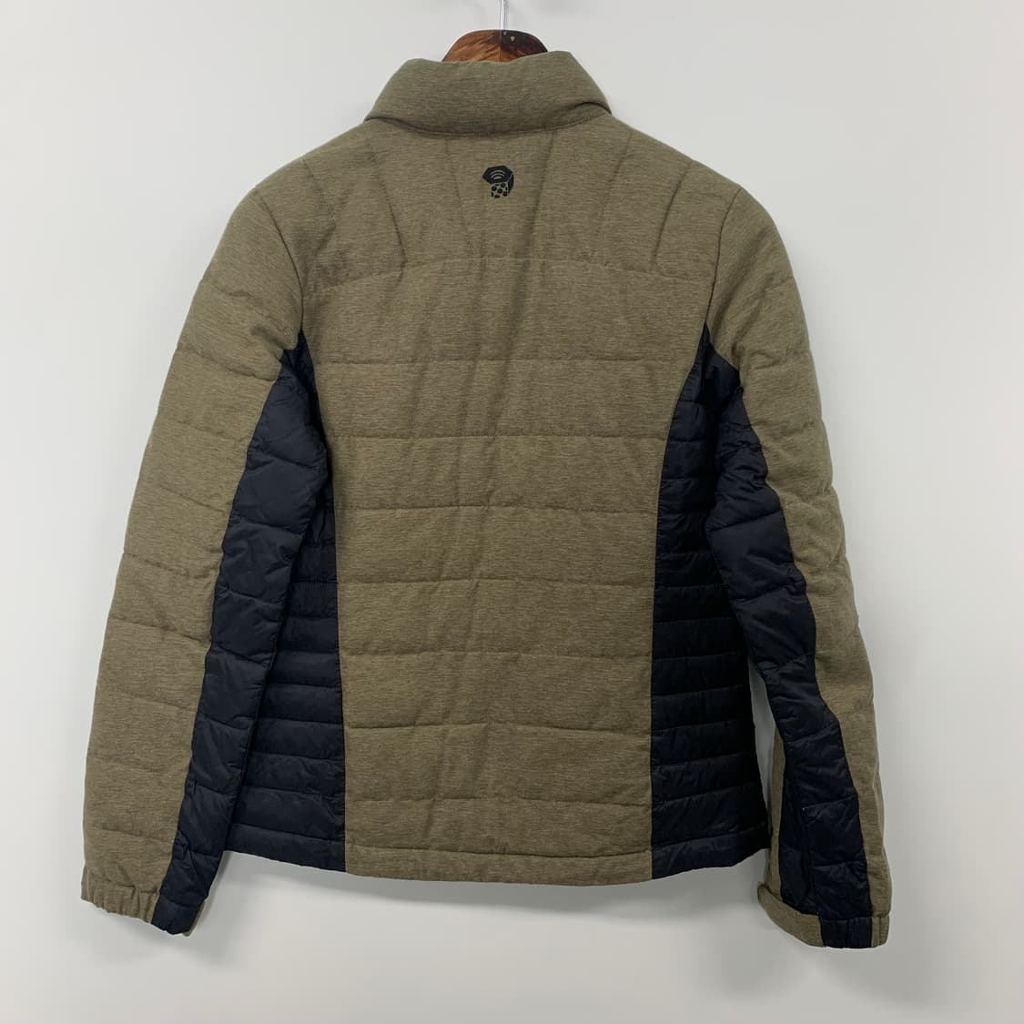 마운틴하드웨어 카키 경량 패딩 상품이미지3