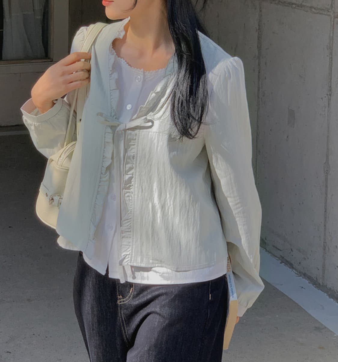 [새상품] 리리앤코 베론디크 레이어드 프릴 블라우스 데이트룩 상품이미지4