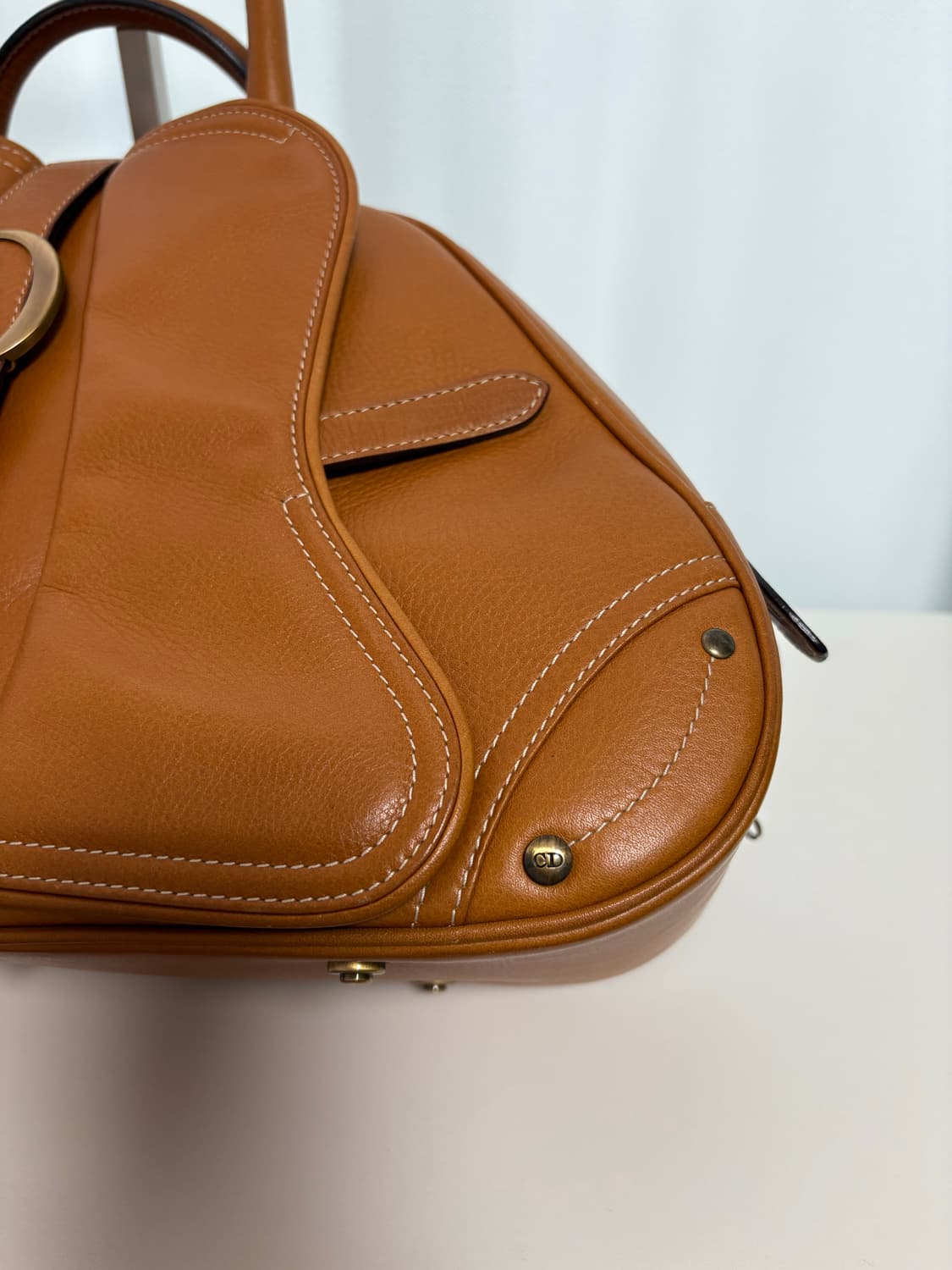 디올 새들 볼러백 카멜 상품이미지4