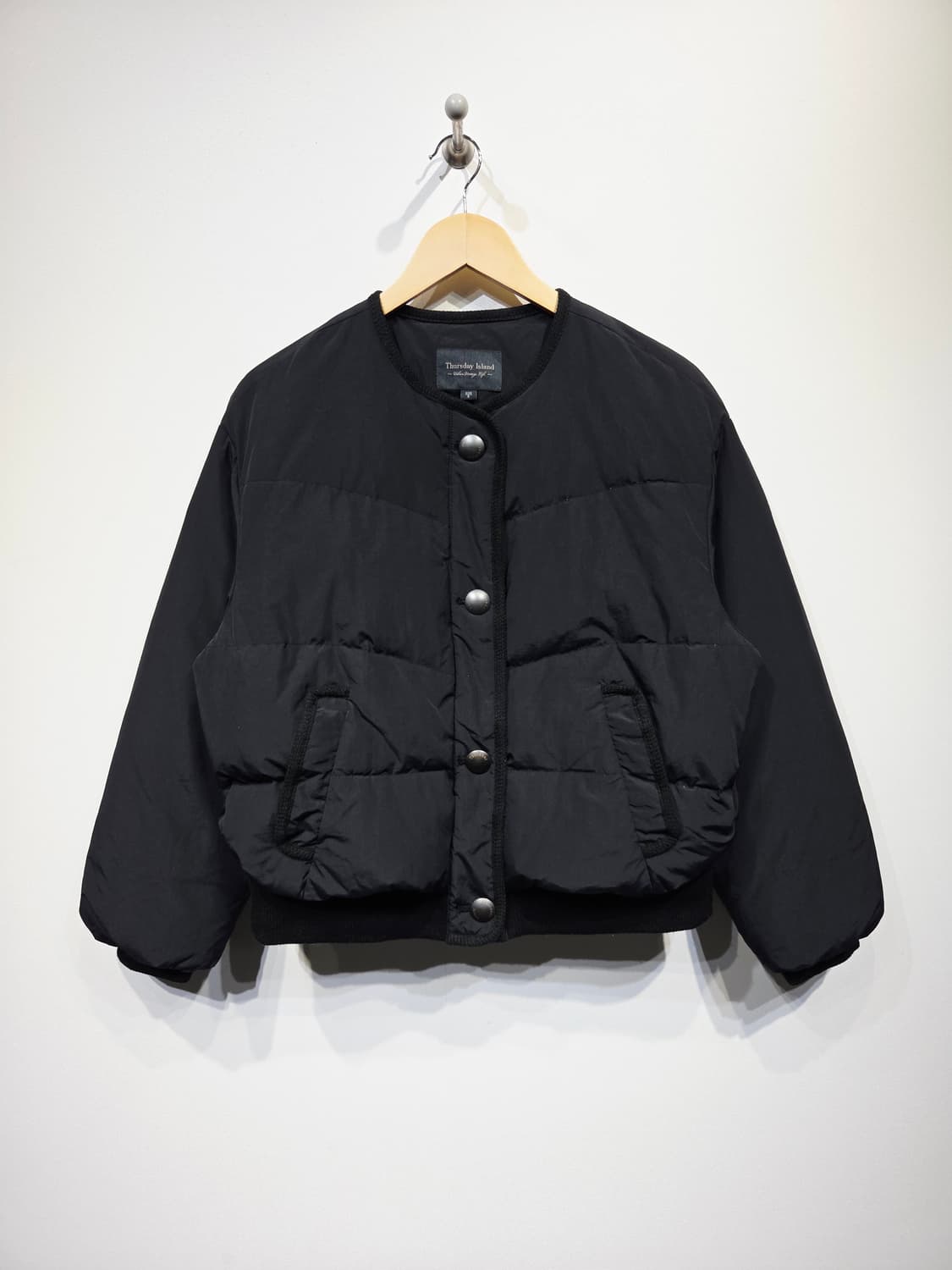 써스데이아일랜드 노카라 덕다운 숏패딩 블랙 상품이미지2