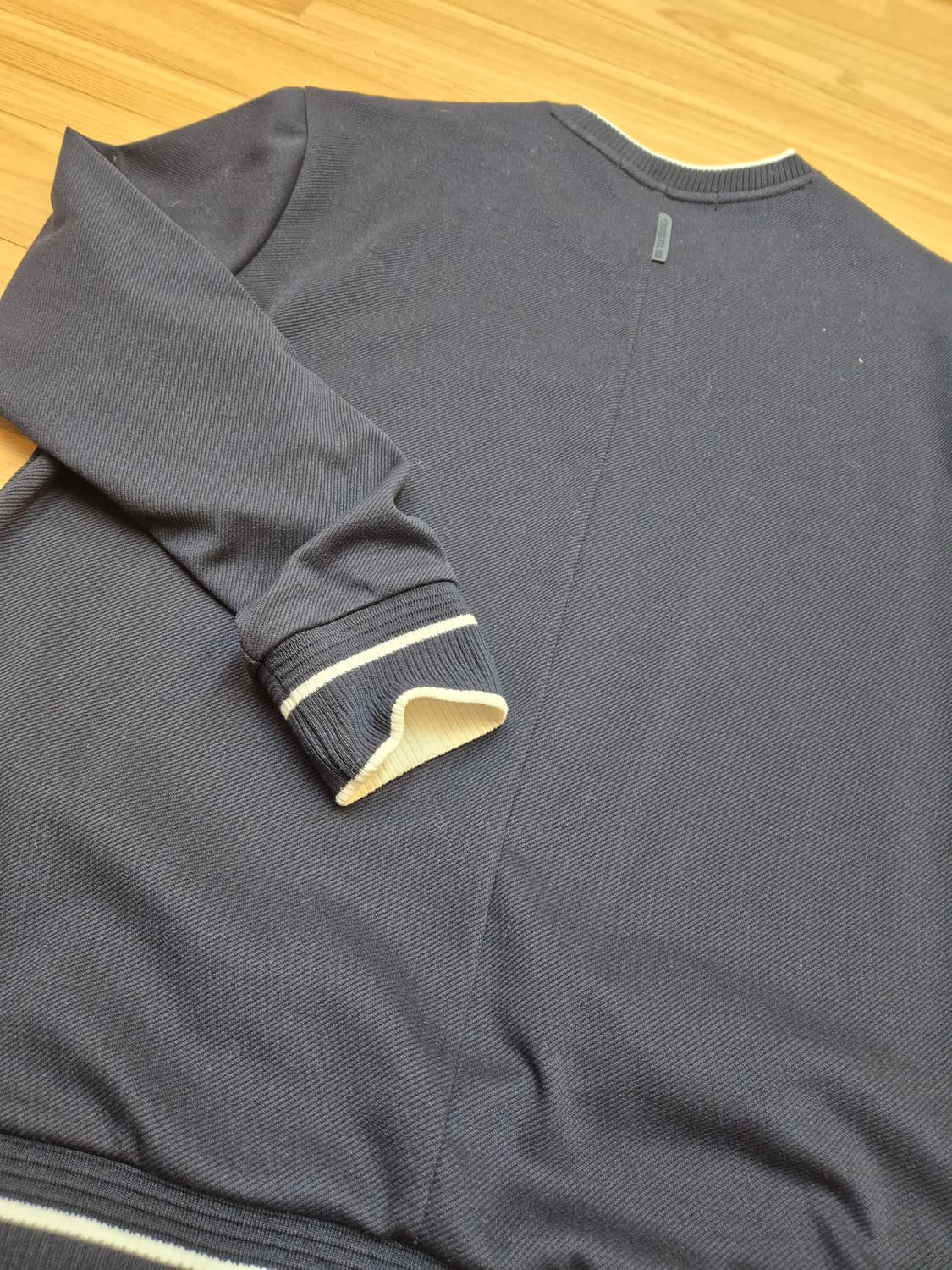 네이비 색상의 GUESS 남성 긴팔 티셔츠입니다. XL 사이즈이고, 95 상품이미지4