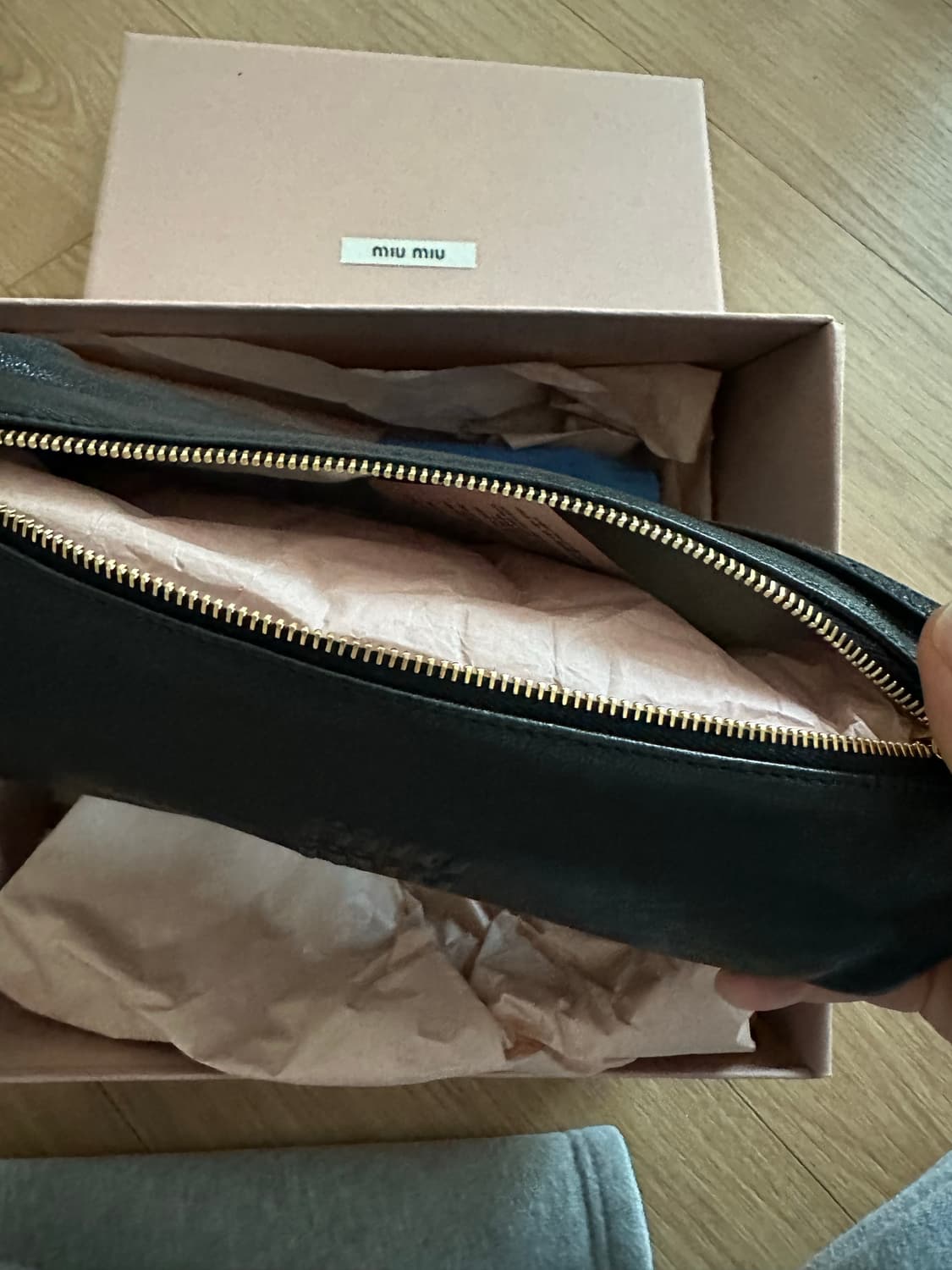 미우미우 나파 가죽 파우치 상품이미지7