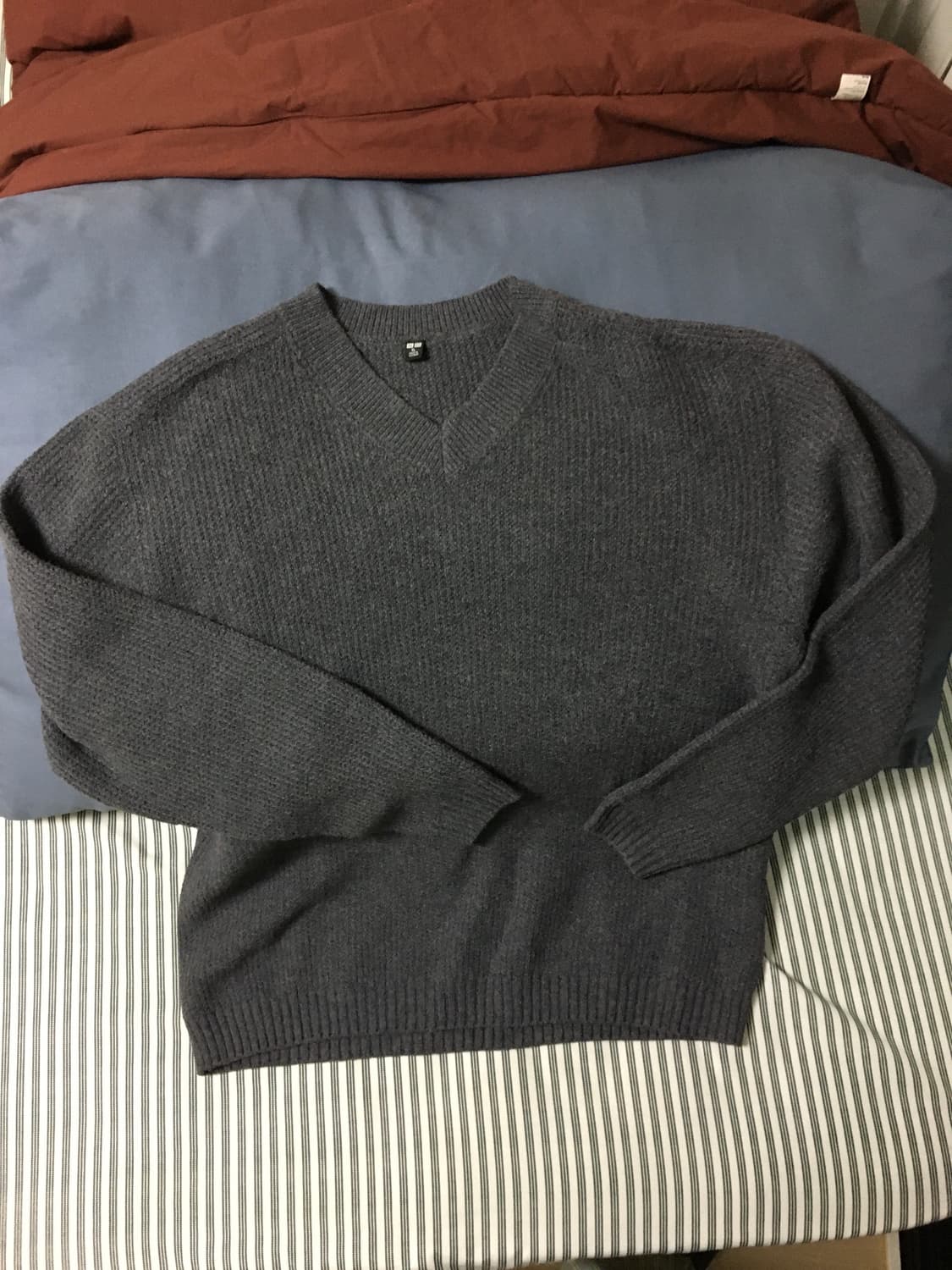 유니클로 브이넥니트 상품이미지1