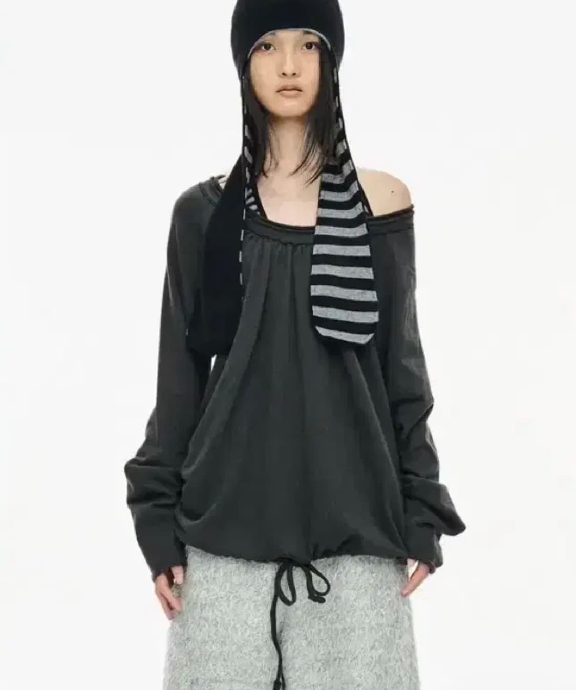 세릭 라운드 스트링 탑 차콜 상품이미지1